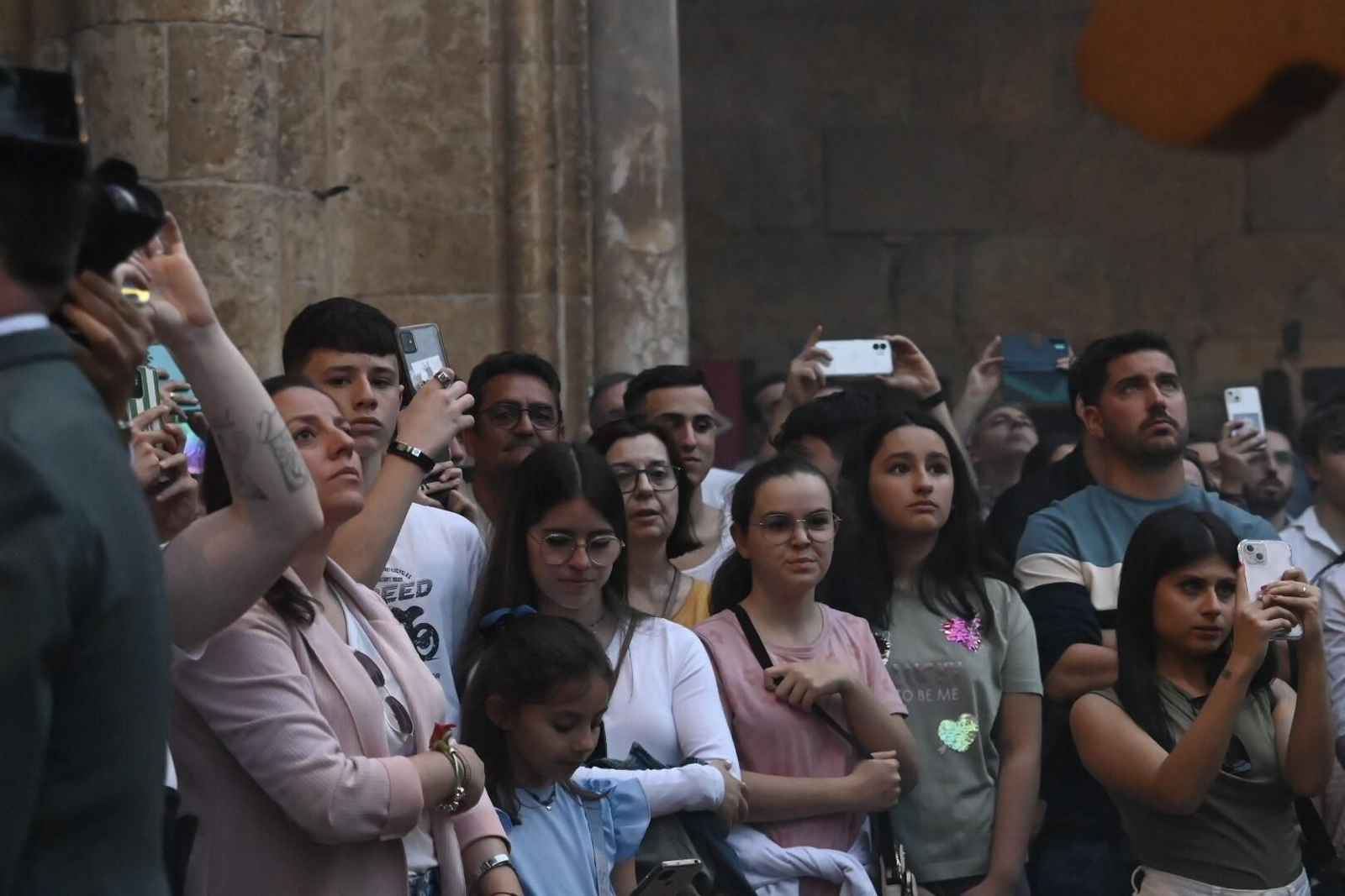 La Presentación al Pueblo de Córdoba a su paso por la Catedral en este Sábado de Pasión, en imágenes