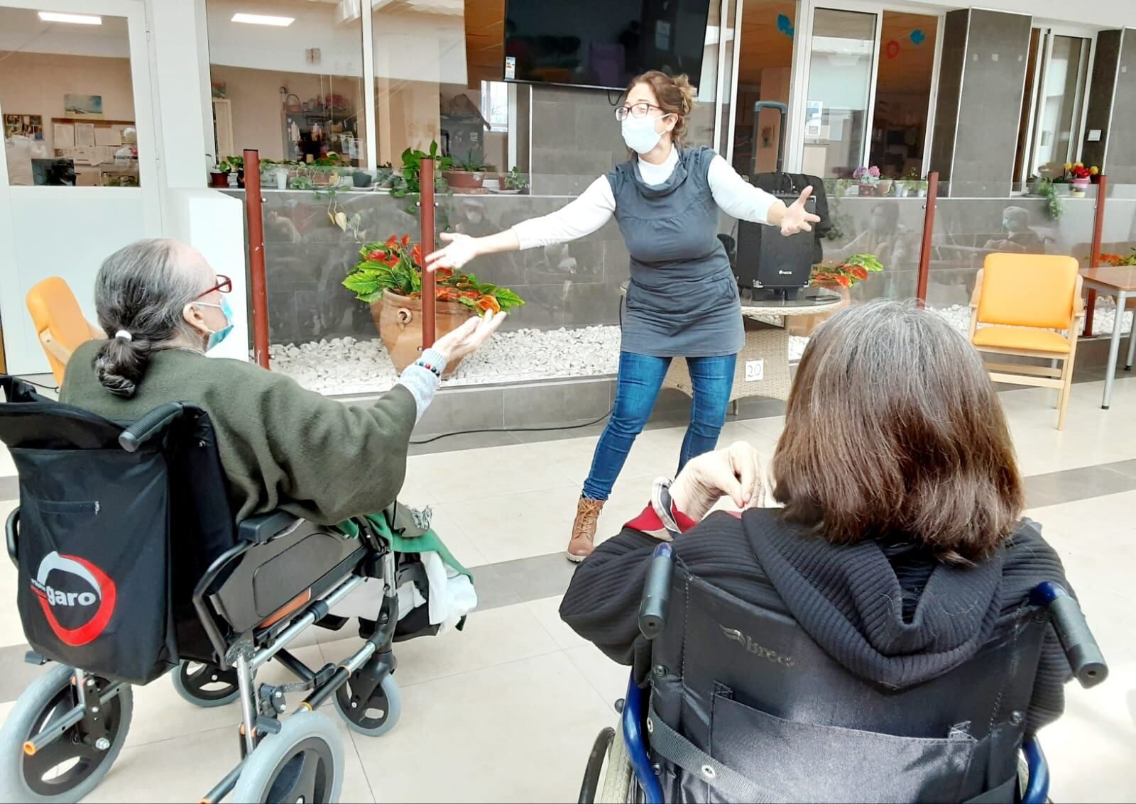 Taller de musicoterapia en la residencia de Cruz Roja de San Fernando.