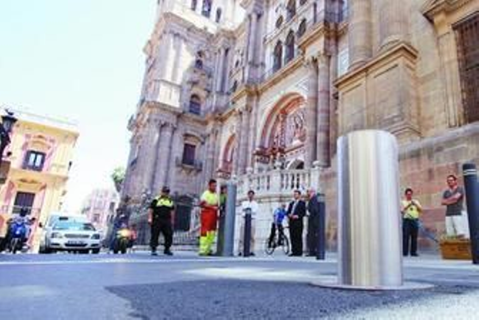 Pilona instalada en la Plaza del Obispo, junto a la Catedral.