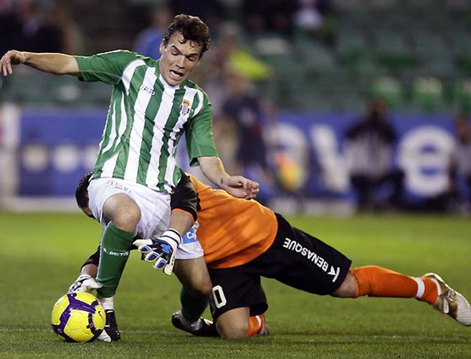 El Betis deja escapar dos puntos ante el Huesca (1-1) en los últimos compases de un partido en el que los de Antonio Tapia terminaron con dos expulsados.

Foto: Antonio Pizarro