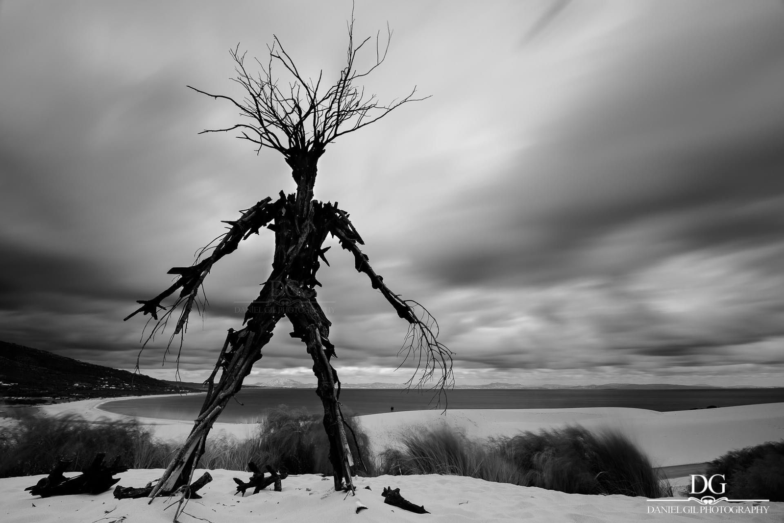 El Gigante de Valdevaqueros en blanco y negro