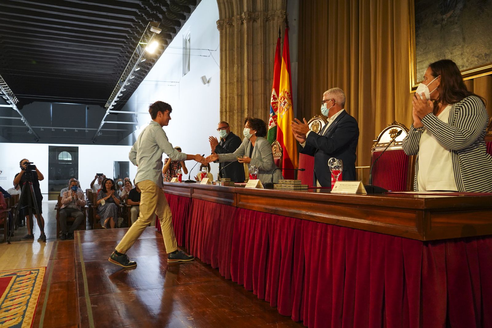 Fotos: estos son los 30 mejores estudiantes de selectividad en Granada homenajeados por la UGR