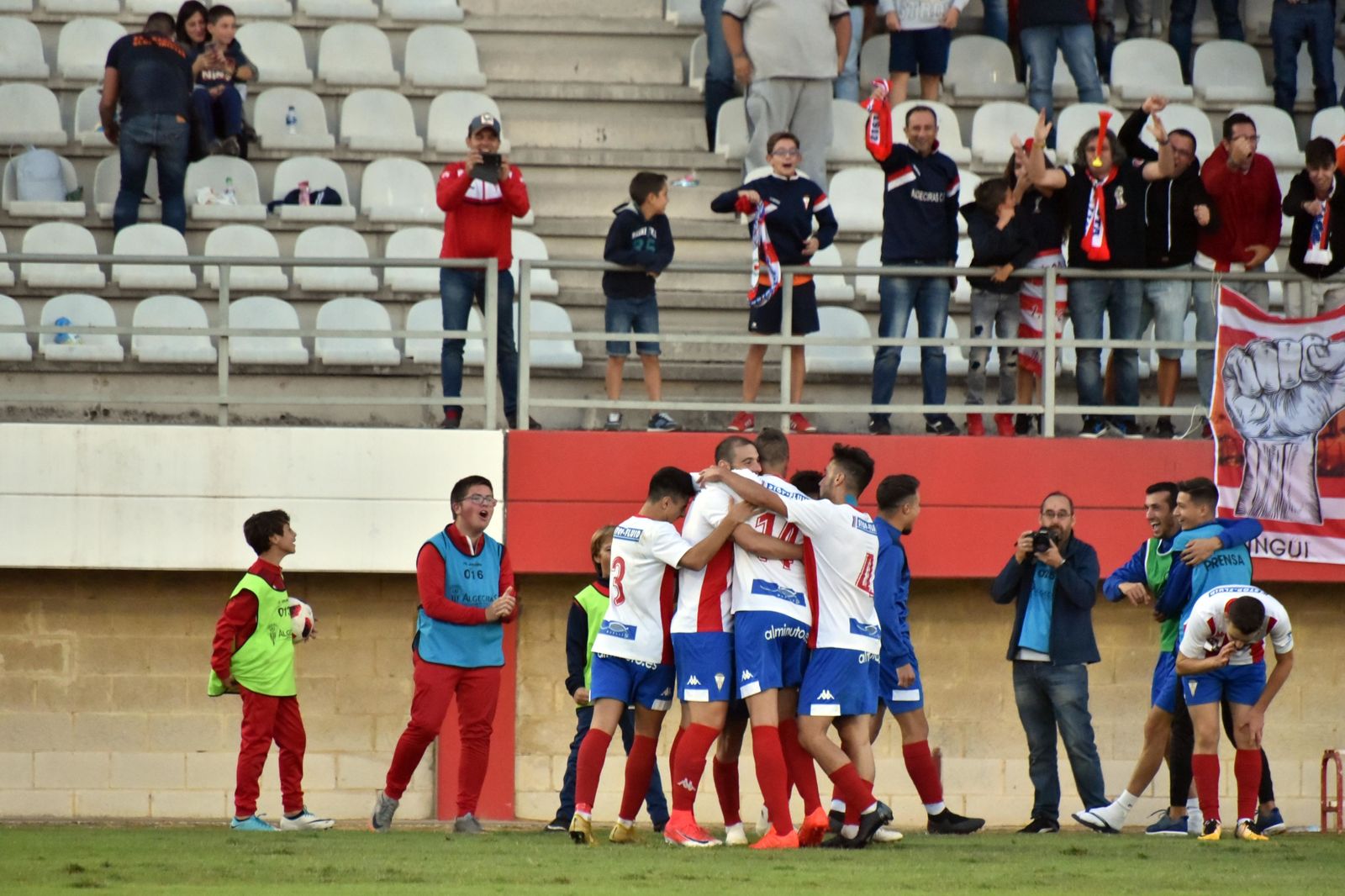 Los jugadores albirrojos celebran el gol de Antonio Sánchez