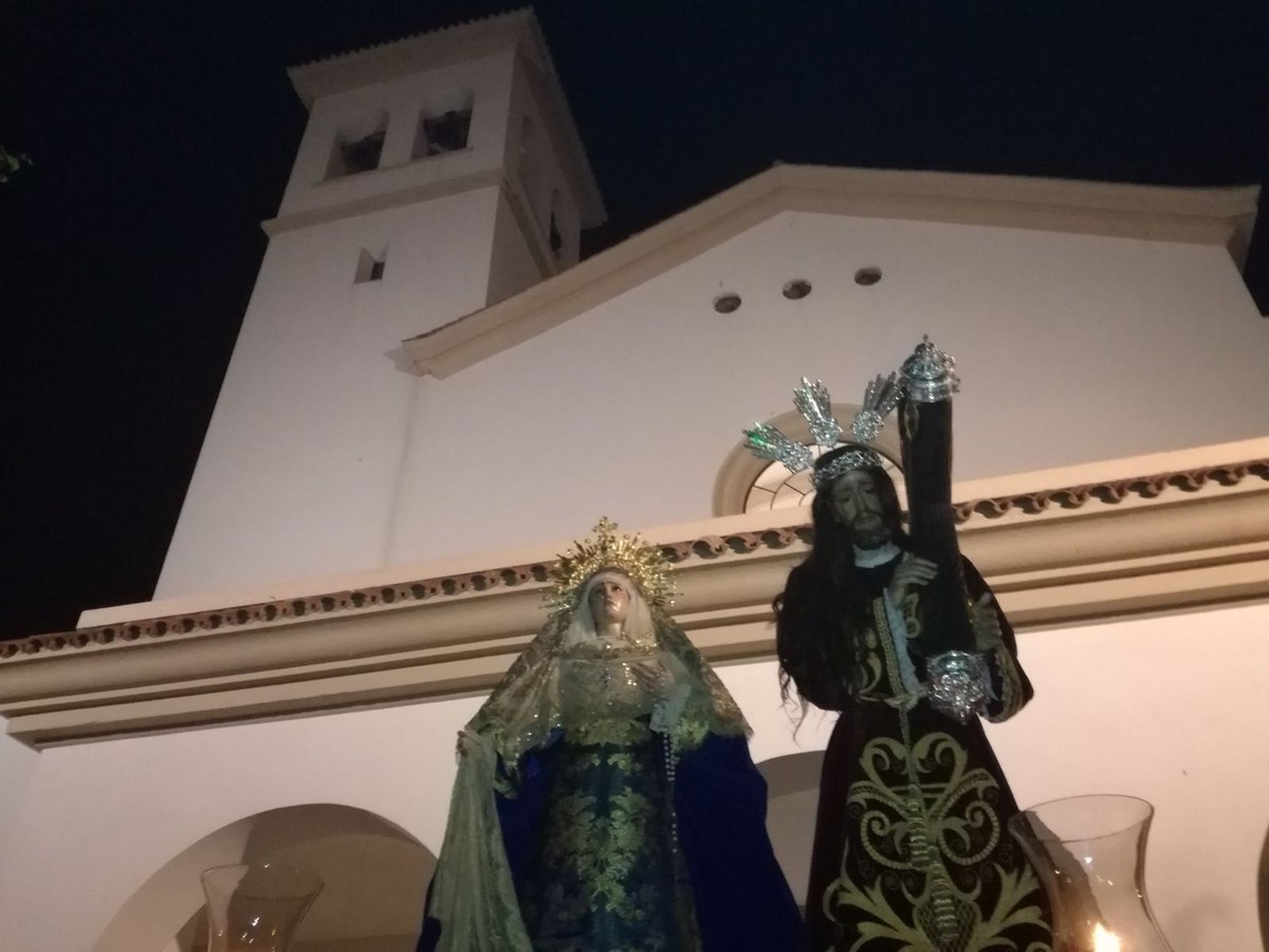 En torno a la media noche, la Virgen de la Amargura y el Nazareno llegaron a la Iglesia de San Antonio de Padua.