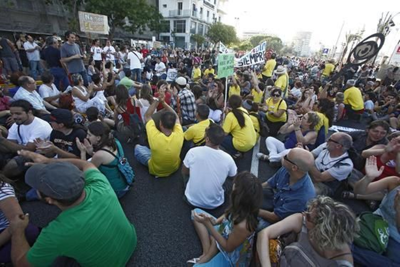 Unas 4.000 personas apoyan la manifestación del 19-J en Cádiz.

Foto: Jesus Marin