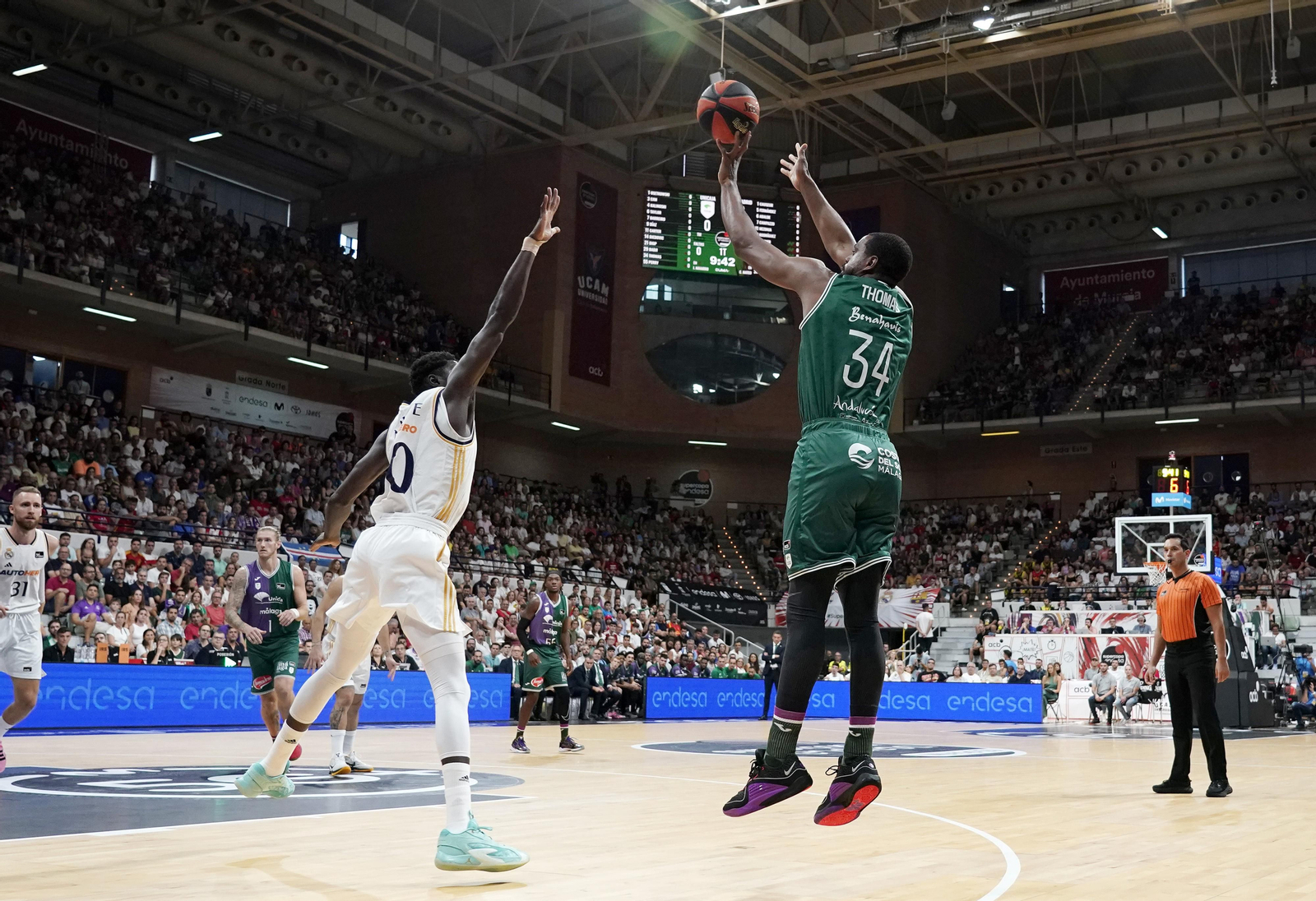 Will Thomas lanza a canasta.