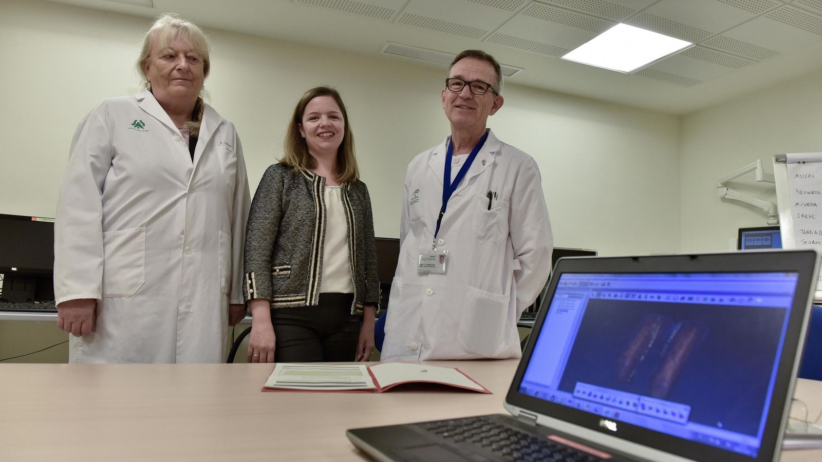 La doctora Carmen Echevarría, la ingeniera Cristina Suárez y el doctor Tomás Gómez Cía, en el Hospital Virgen del Rocío.