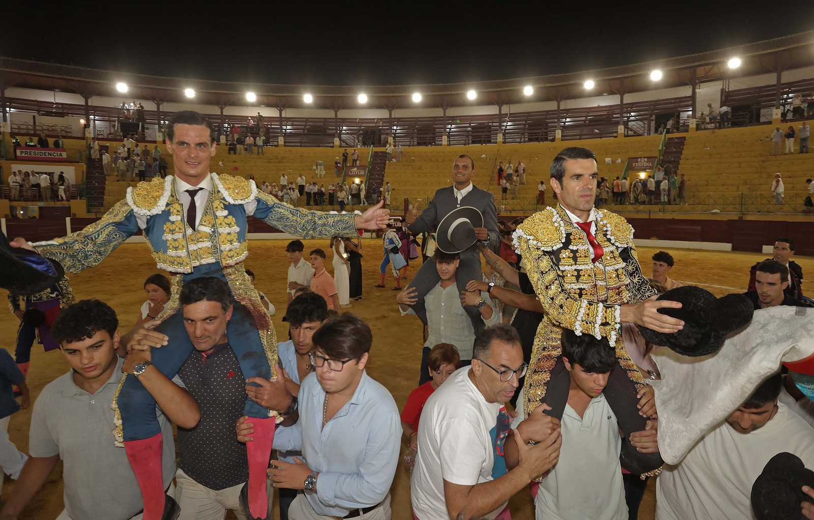 Fotos de la corrida del domingo de la Feria de La Línea: Emilio de Justo y David Galván