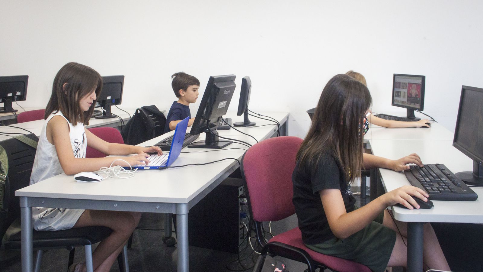 Imagen de una de las clases de programación impartidas