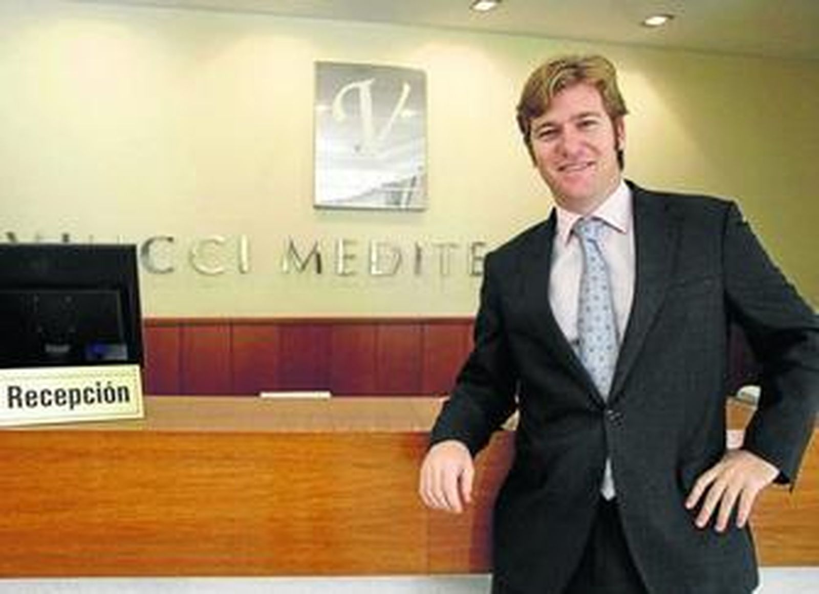 José Luis García Mera, junto a la Recepción del Hotel Vincci Mediterráneo.