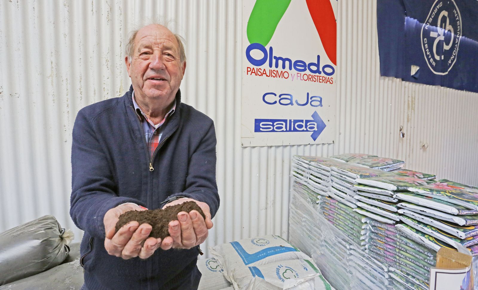 Manuel Olmedo muestra en sus manos el humus de lombriz que está potenciando la agricultura ecológica.