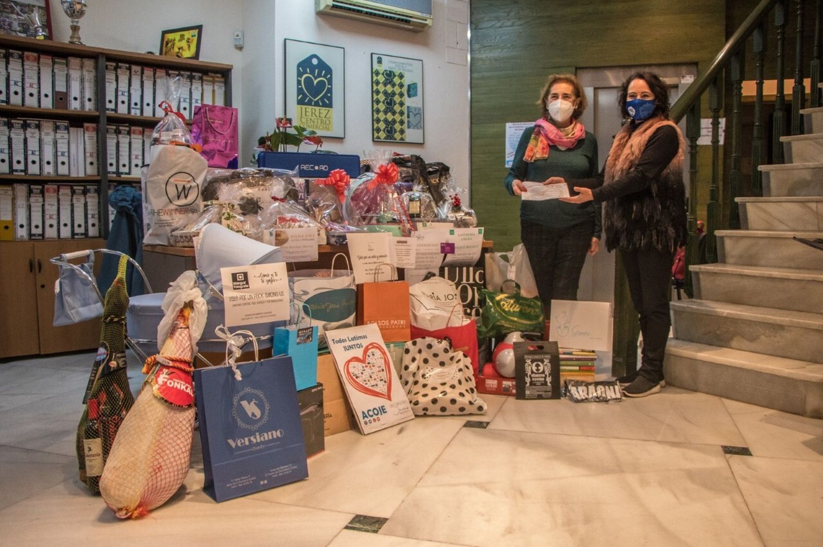 La ganadora Teresa Ruiz de Morales con Nela García