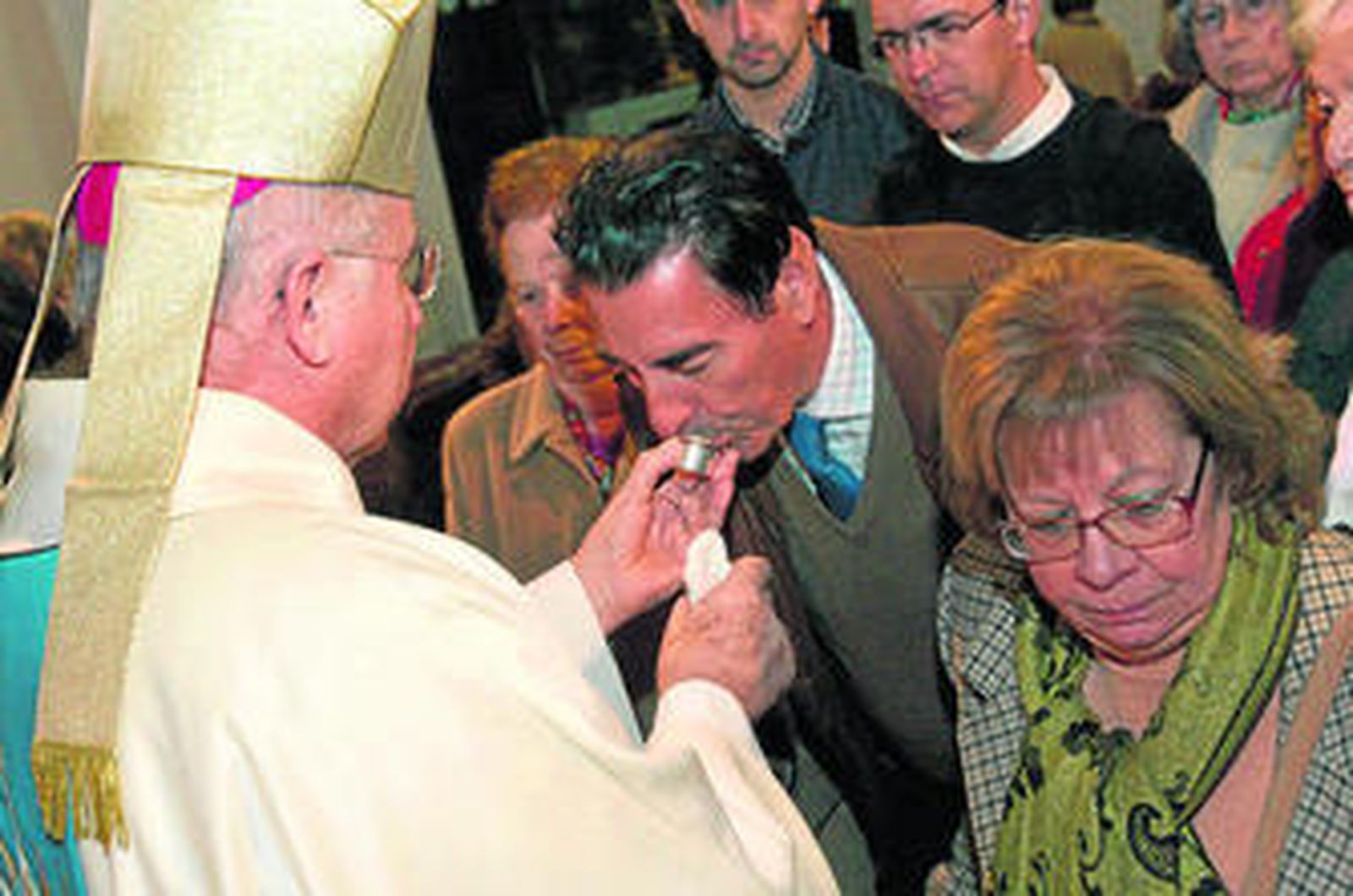 El obispo José Vilaplana, dando a besar el relicario de San Juan de Ávila, ayer en la Catedral.