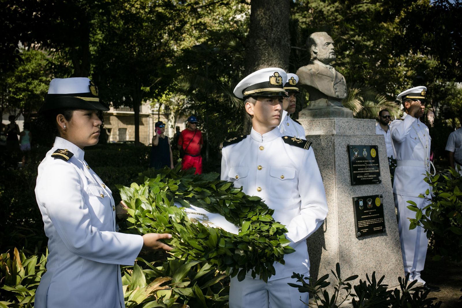 La tripulación del 'BAP Unión' realizó una ofrenda floral al busto del almirante Grau de la Alameda, en la que se han instalado placas conmemorativas.