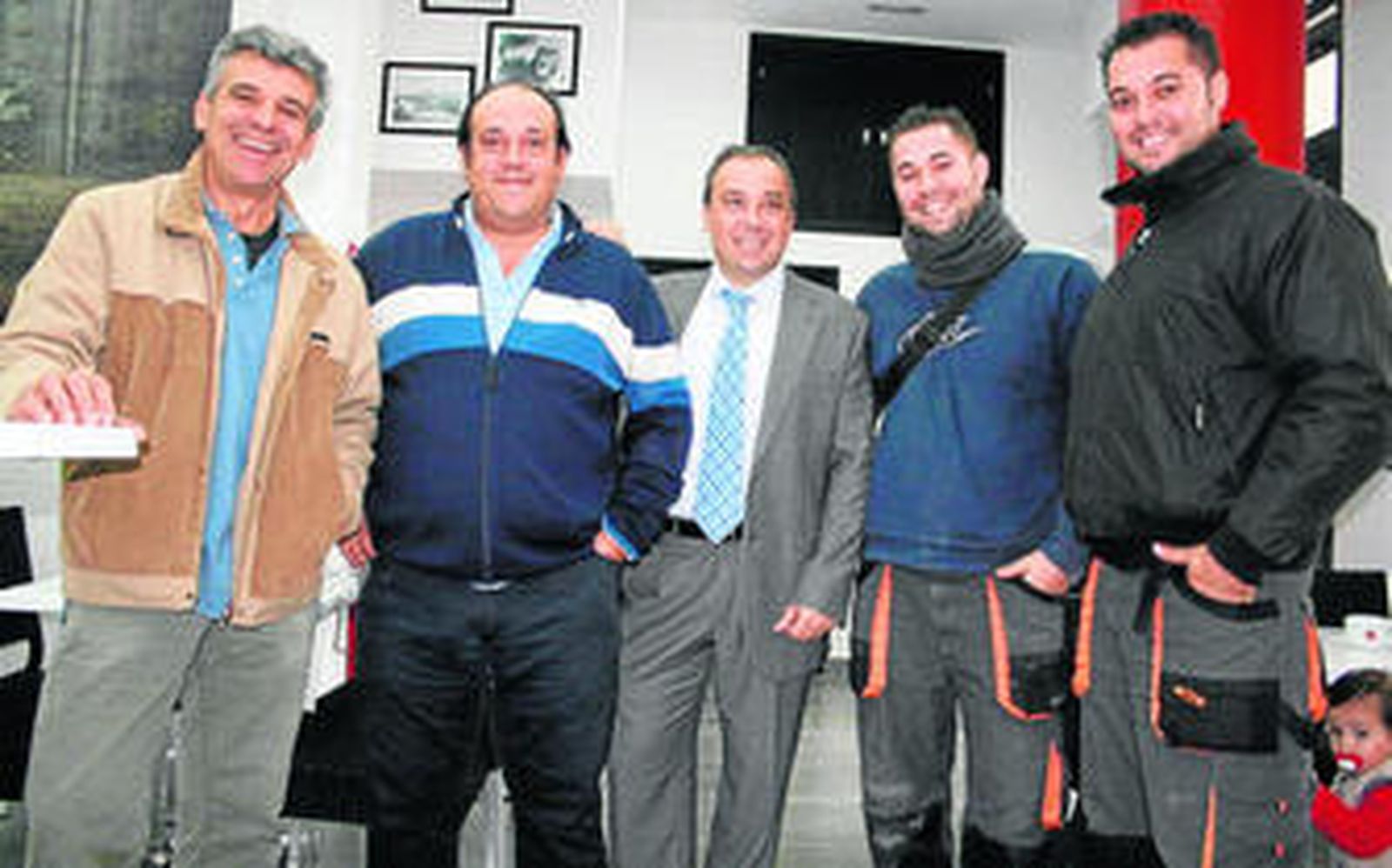 El día de la inauguración abundaron los amigos y las tapas, porque no siempre se puede celebrar un acontecimiento similar: Antonio Sánchez, Manuel Acevedo, Fidel Castilla, Óscar García y José David García.