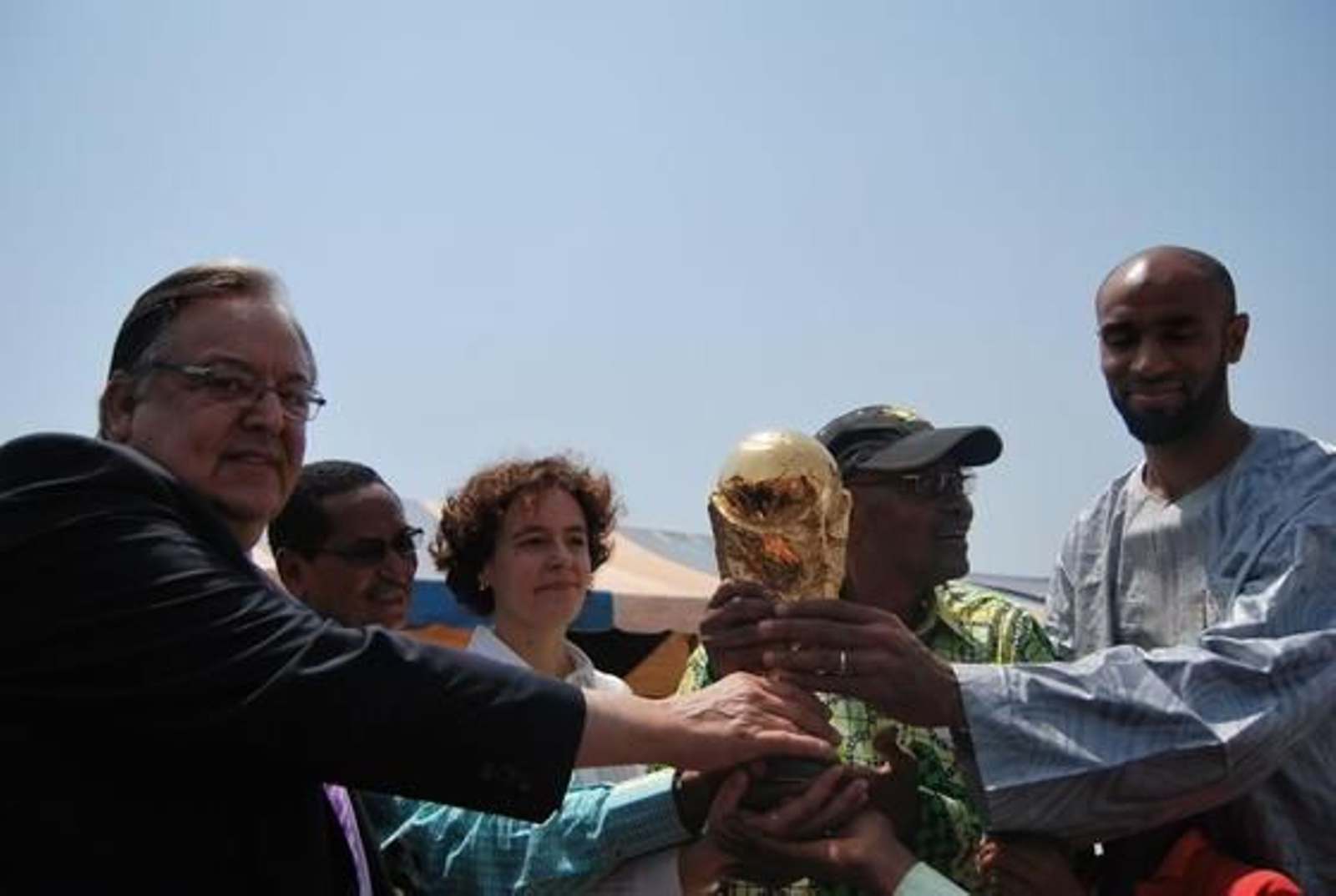 La Copa del Mundo, en manos de Herrera, la embajadora española y el presidente de Malí y Kanoute.

Foto: Juan Antonio Solis