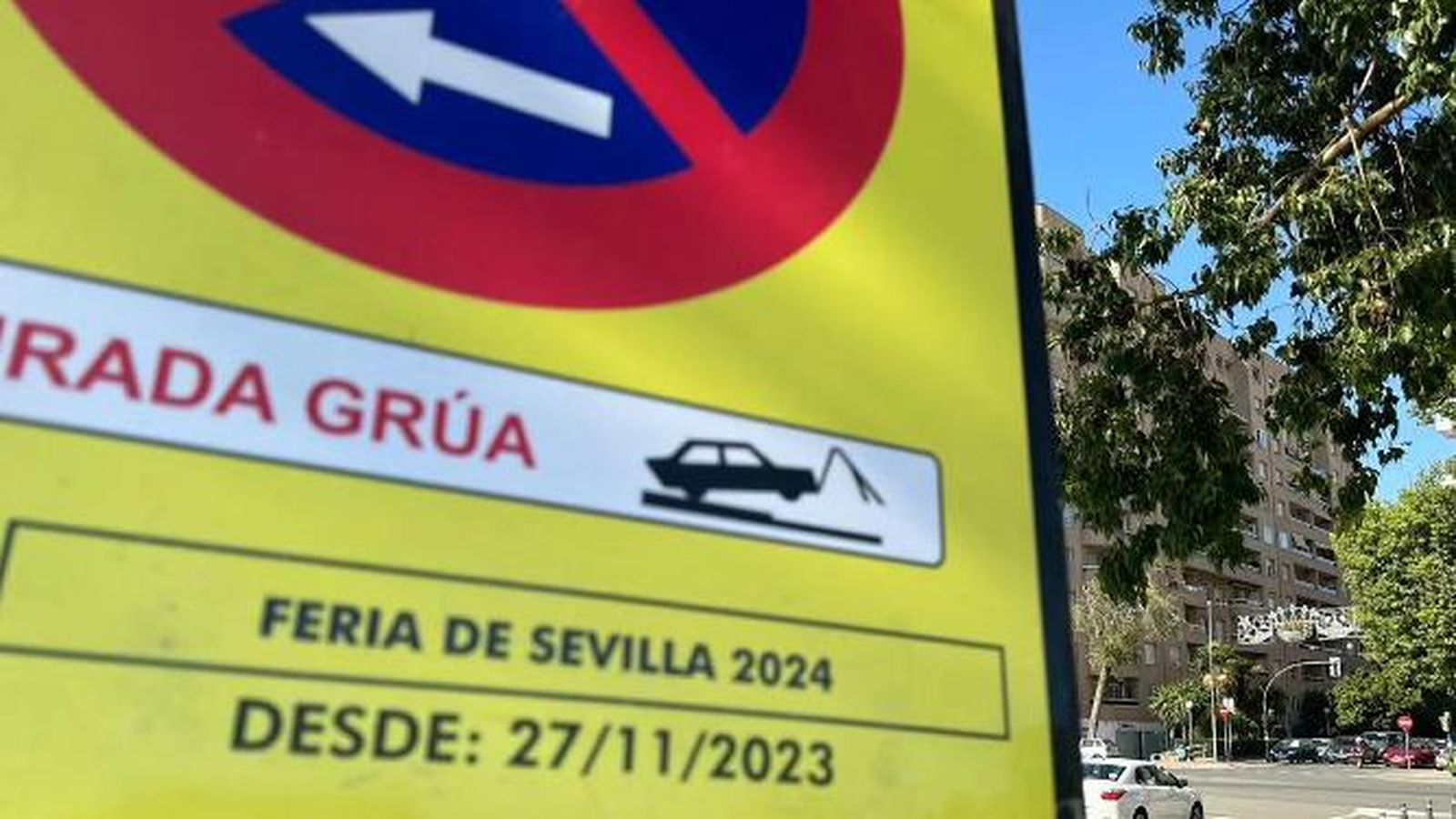 Señal que impide aparcar por la Feria de Abril de 2024.