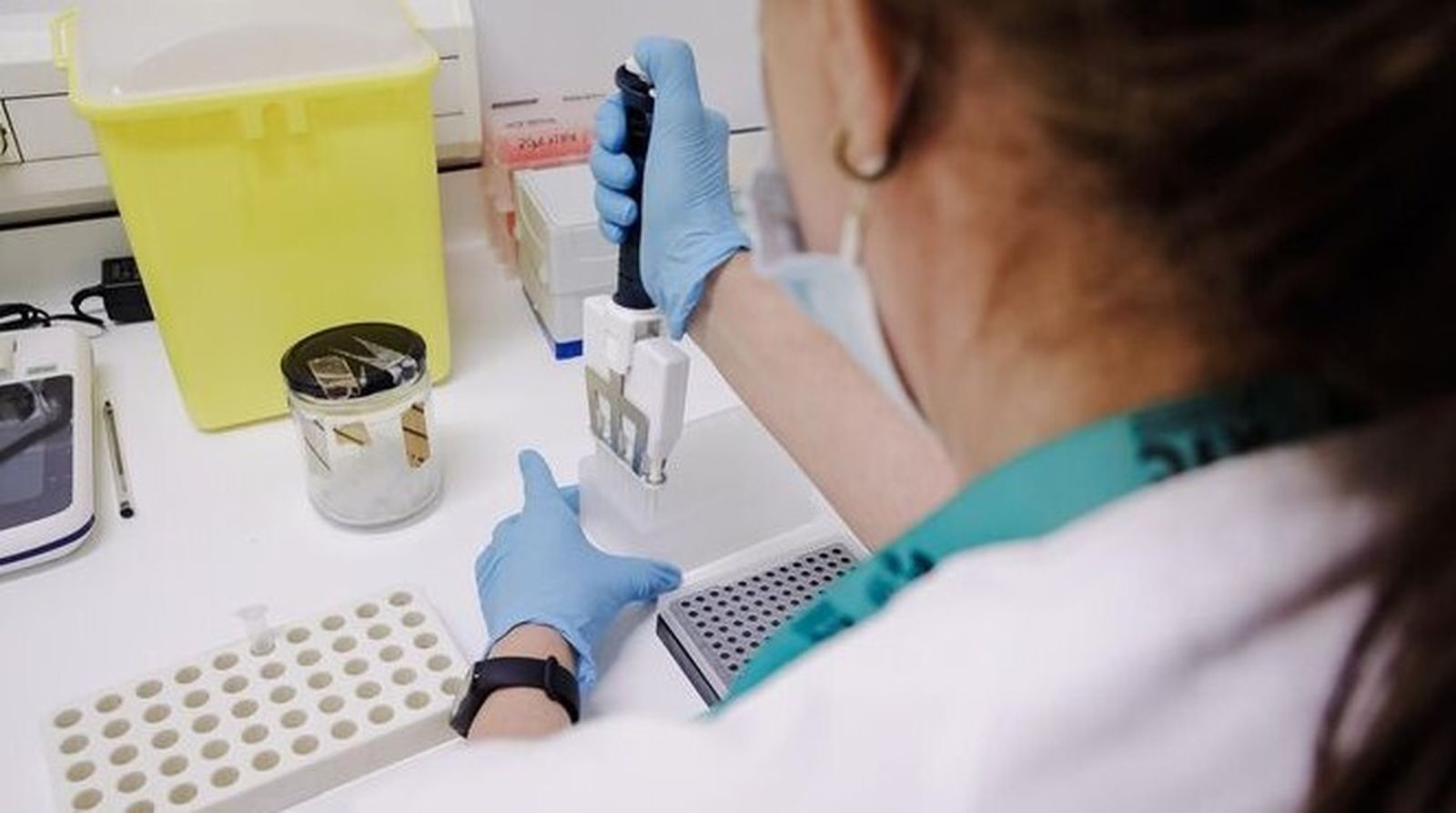 Una técnico de laboratorio prepara una PCR para el análisis de la viruela del mono