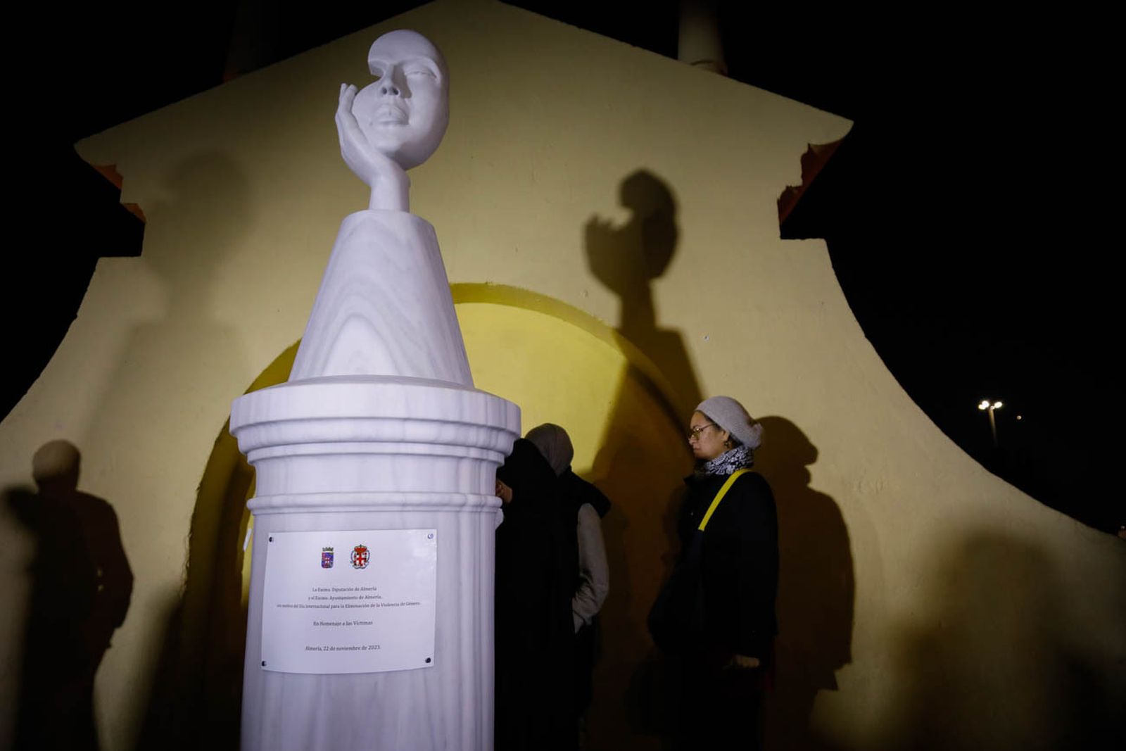 Imágenes del monolito en homenaje a las víctimas de violencia de género