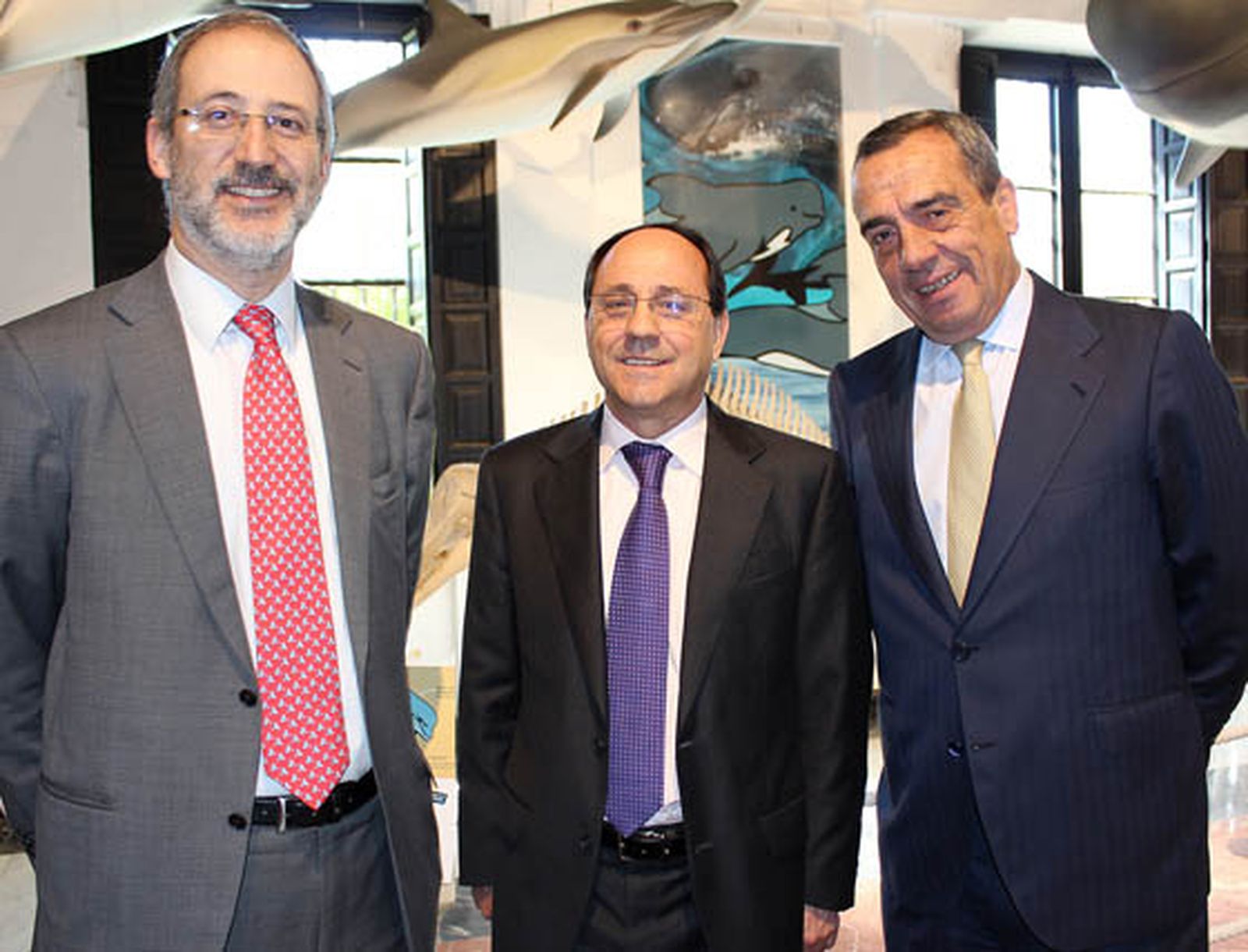 Carlos Collantes , director de Transporte de Red Eléctrica Española, con los delegados en Andalucía y Extremadura de Red Eléctrica Española, Miguel González, y de Iberdrola, Alberto Yarte.

Foto: Victoria Ramírez