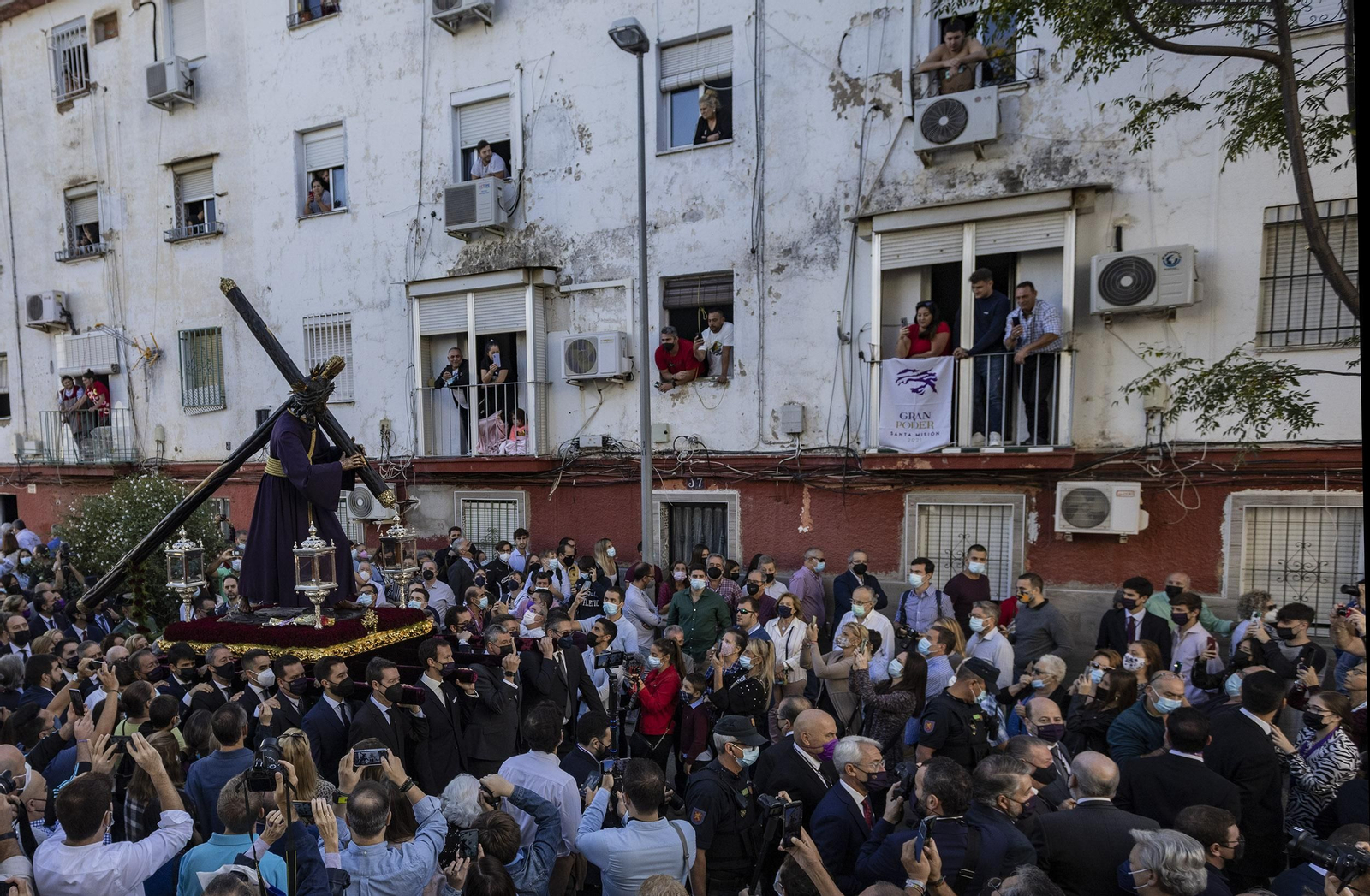 El Señor del Gran Poder por el barrio de Los Pajaritos.
