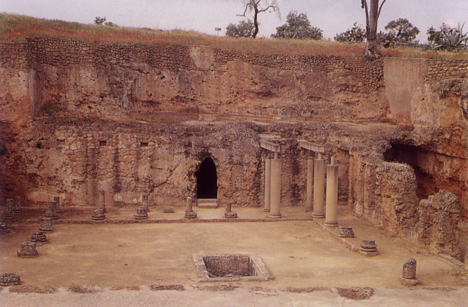 Patio porticado de la Tumba de Servilia, en la necrópolis romana de Carmona.