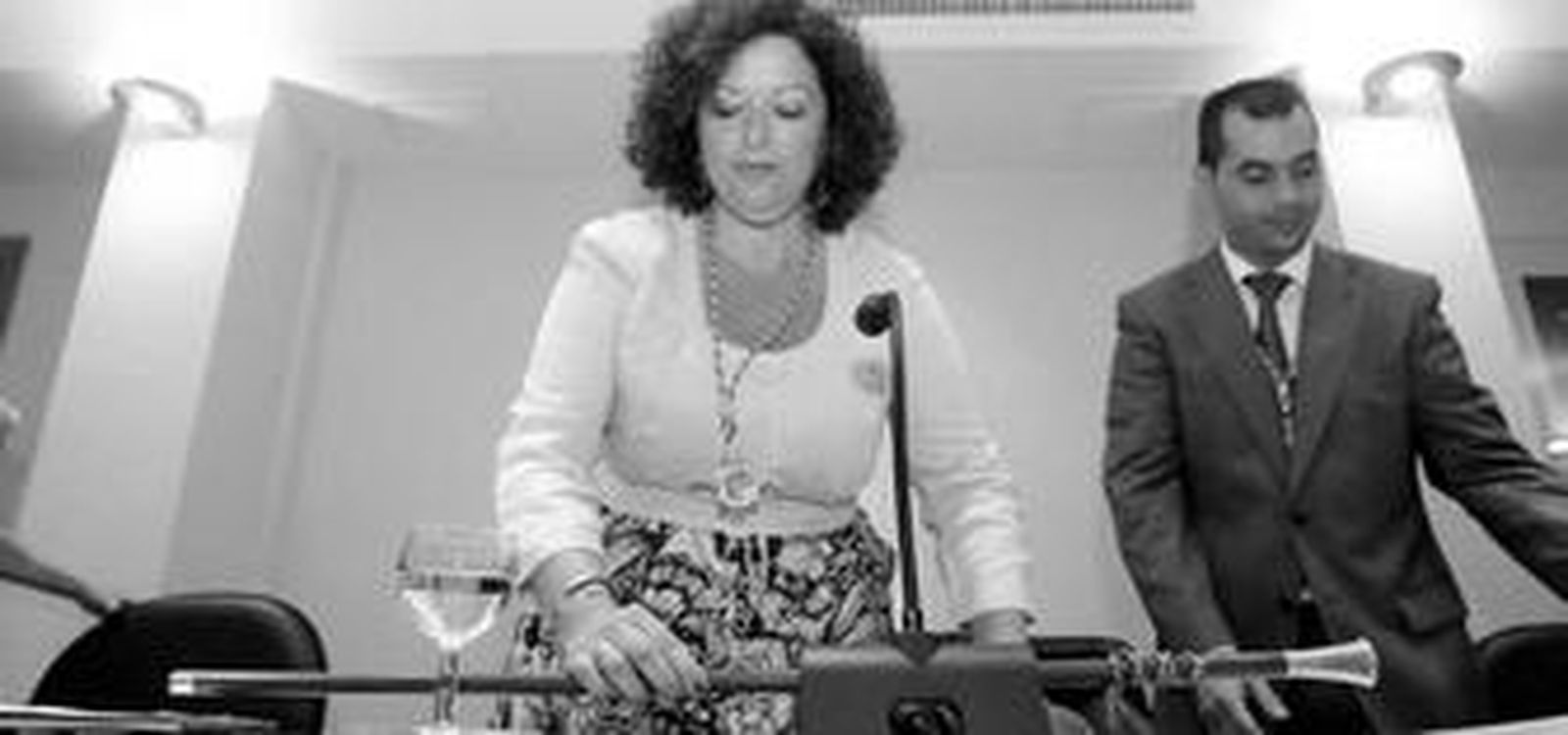 Ángeles Ariza recoge su bastón de mando poco después de ser nombrada alcaldesa de Los Barrios.