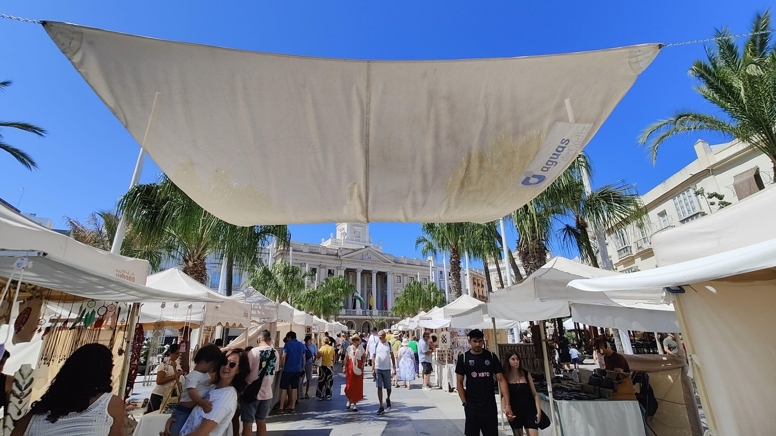 El único toldo que se ha colocado de momento en la Plaza de San Juan de Dios.