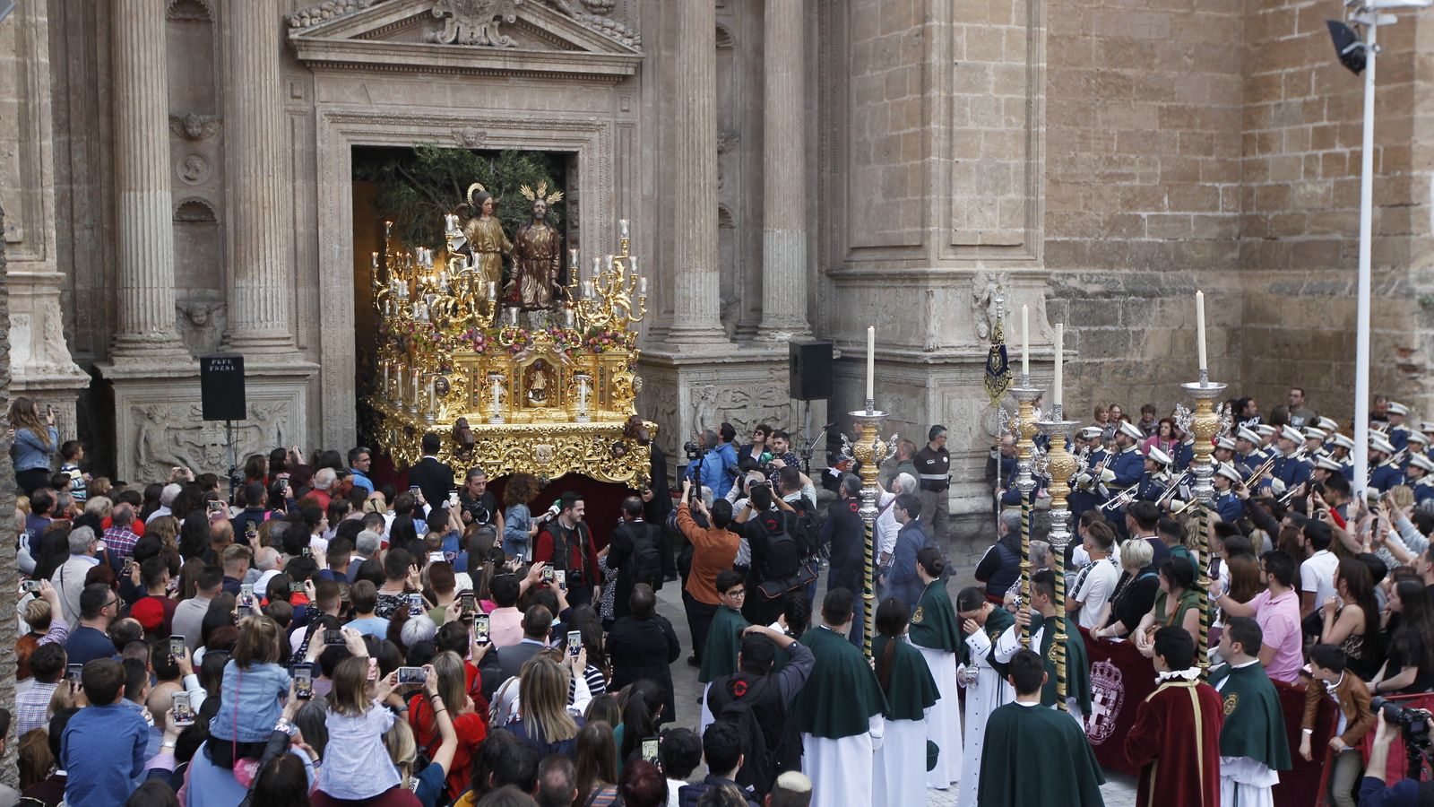 Cientos de devotos contemplan la salida de la procesión de los Estudiantes