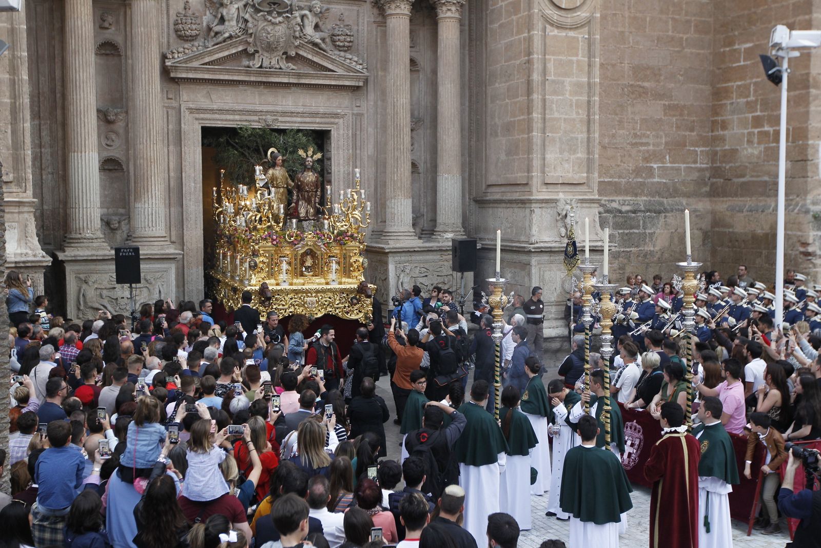Cientos de devotos contemplan la salida de la procesión de los Estudiantes