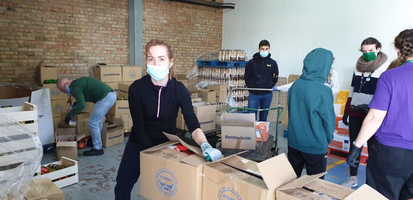 El Banco de Alimentos de Granada colaborando con los SCOUTS de distintas agrupaciones para descargar un camión con más de tres toneladas de alimentos