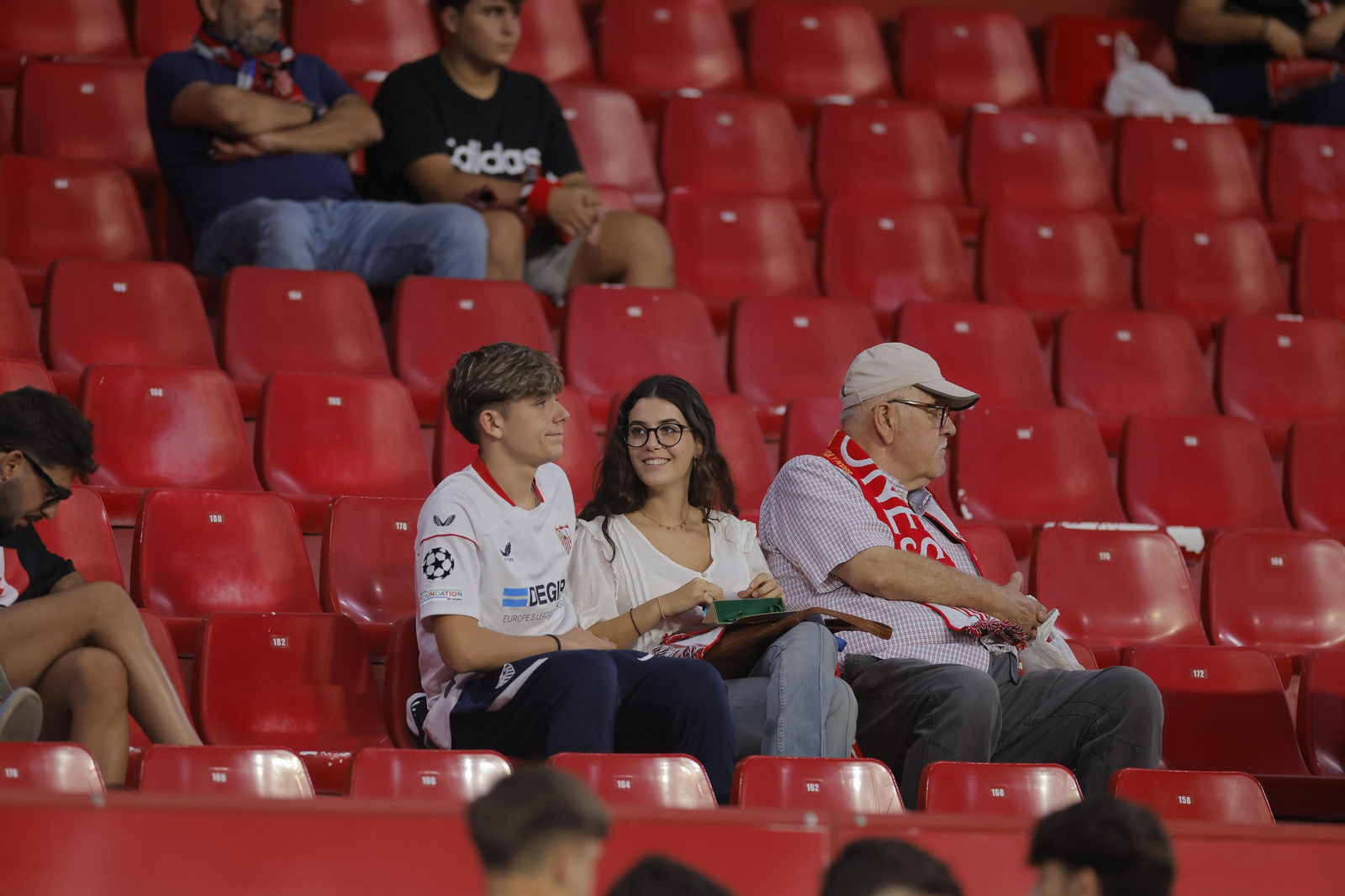 Búscate en las fotos del Sevilla-Lens