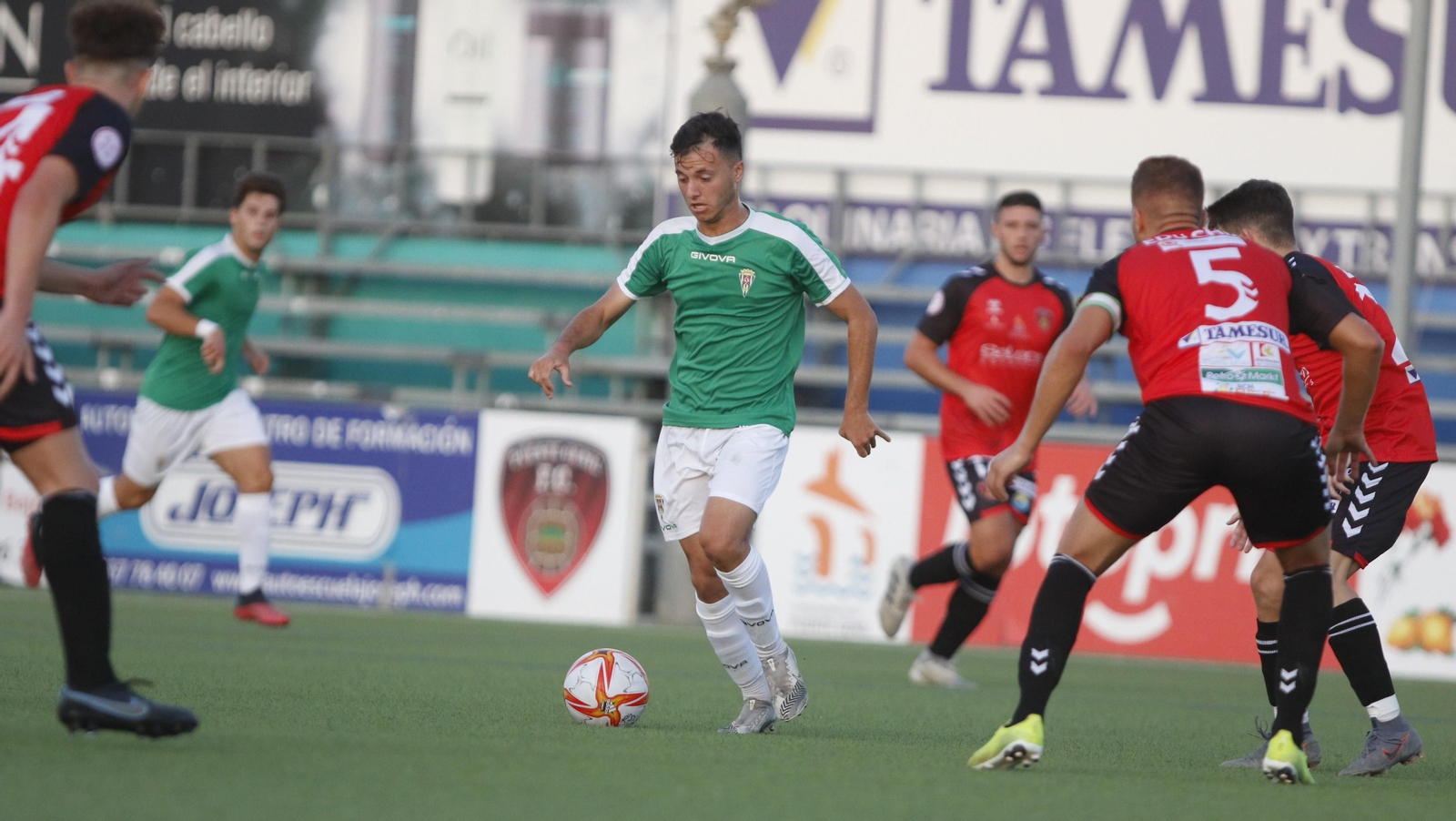 Ale Marín (Córdoba B) es presionado por varios jugadores del Salerm Puente Genil.