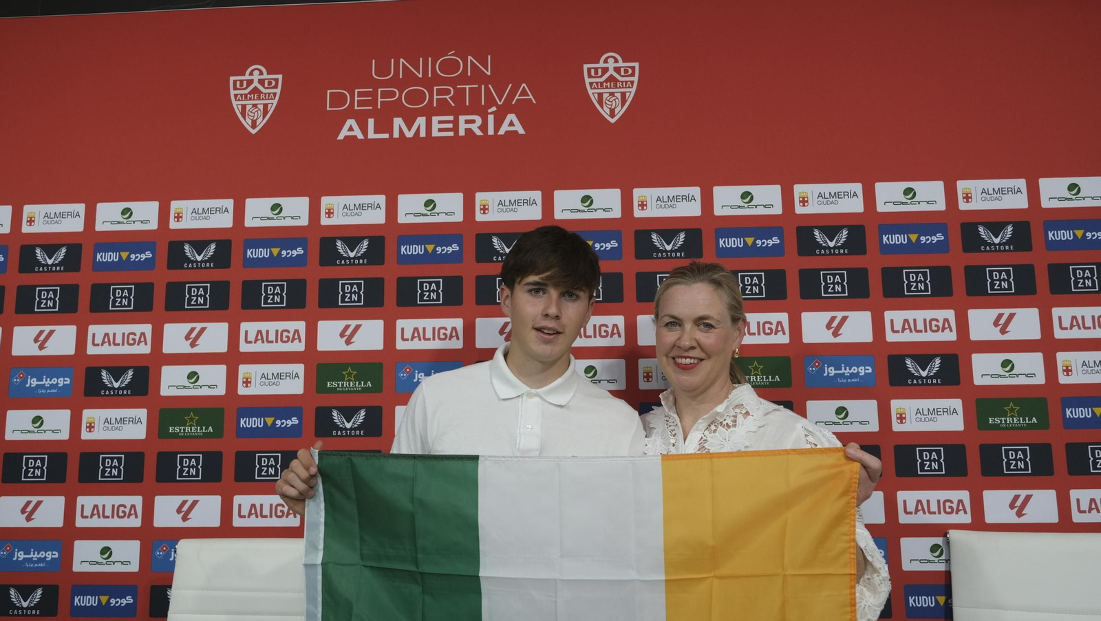 Ramón Martos posa junto a su madre, nacida en Irlanda, con la bandera irlandesa en las dependencias del club rojiblanco.