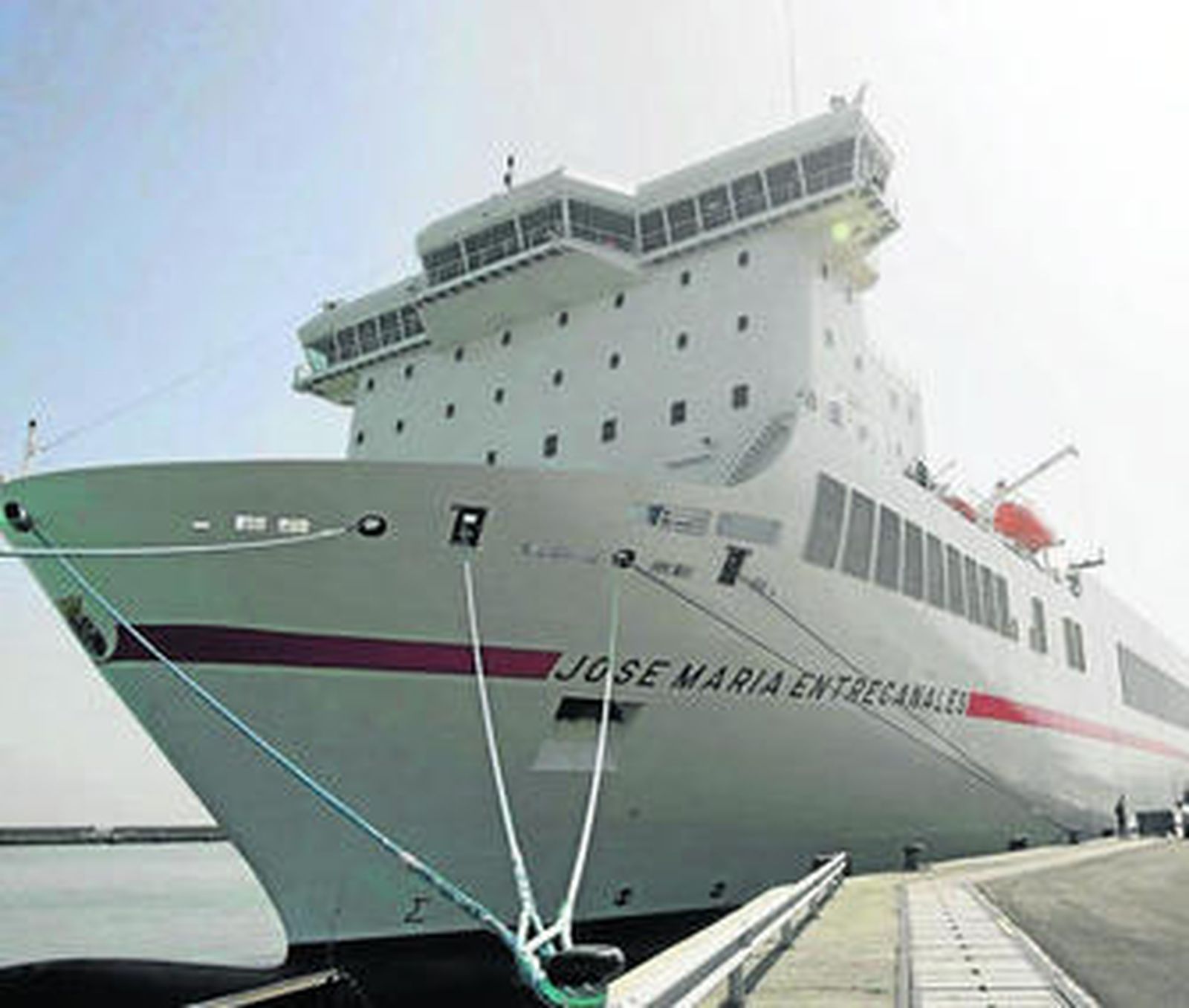 El 'José María Entrecanales', ayer en el puerto de la Bahía de Cádiz.