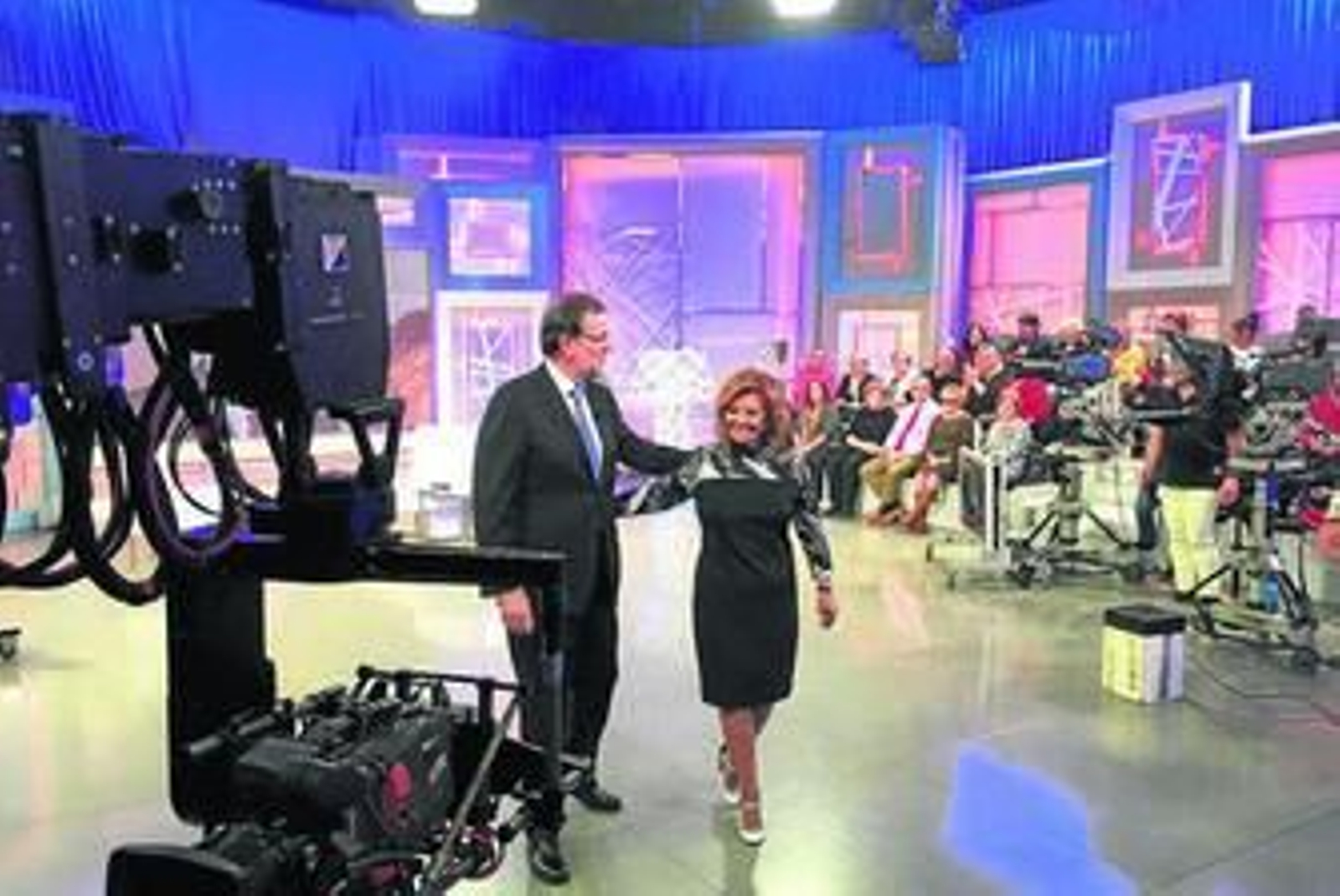 Mariano Rajoy, junto a la presentadora María Teresa Campos tras la entrevista en el programa '¡Qué tiempo tan feliz!'.