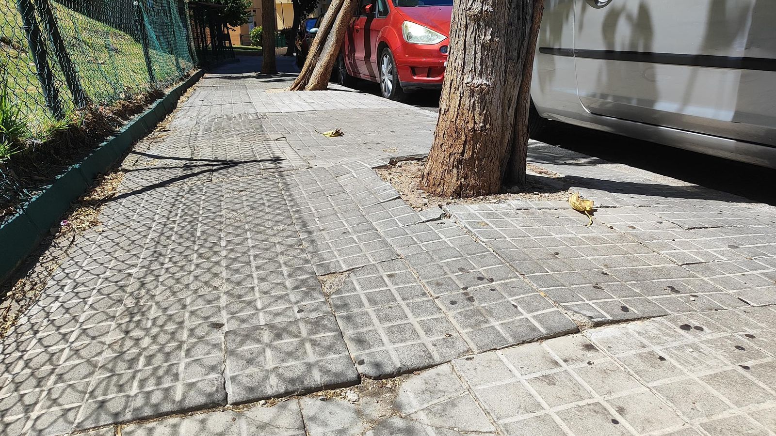 Daños en la acera de la avenida Ramón Puyol de Algeciras