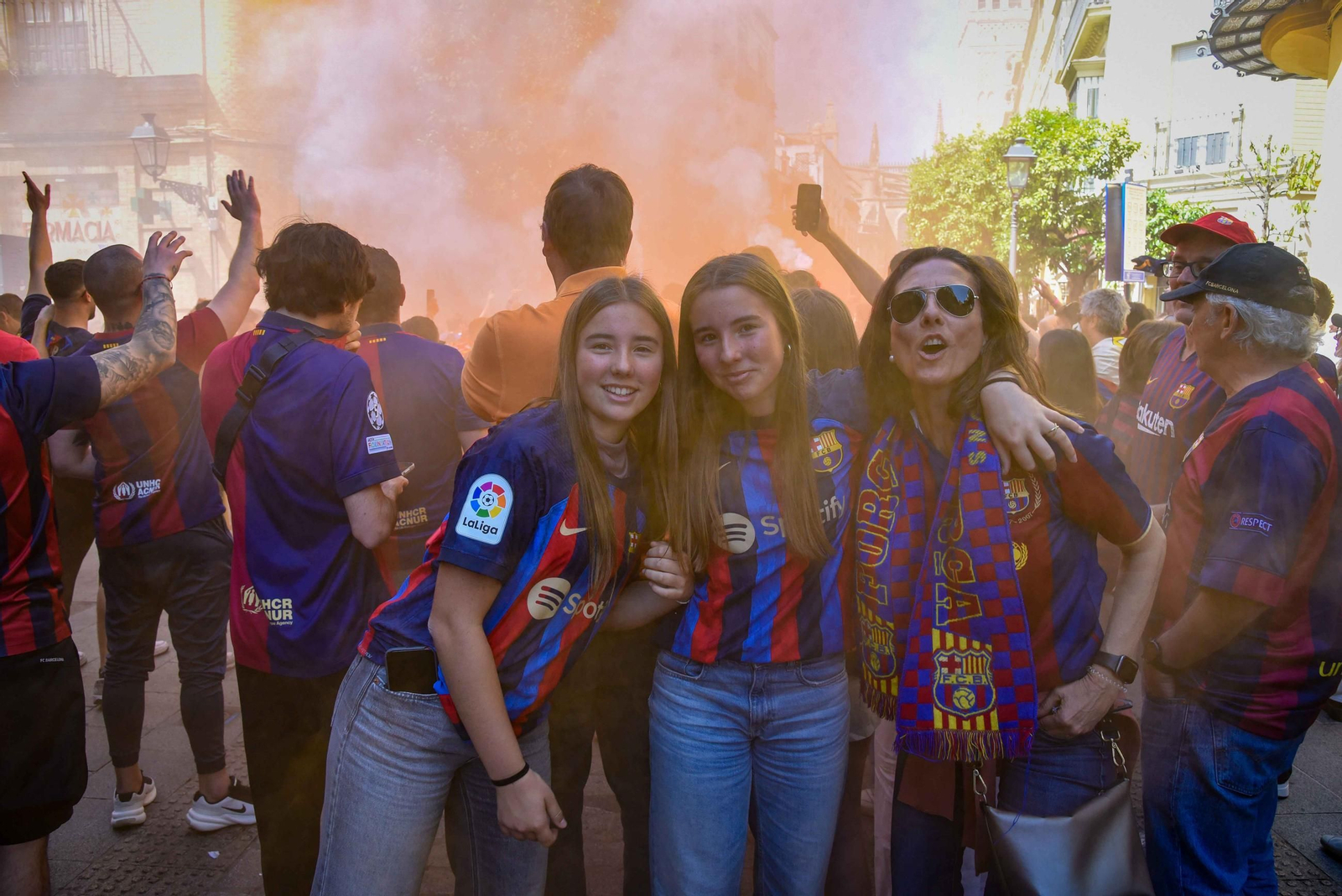 Aficionados del Madrid y del Barcelona toman las calles del centro de Sevilla