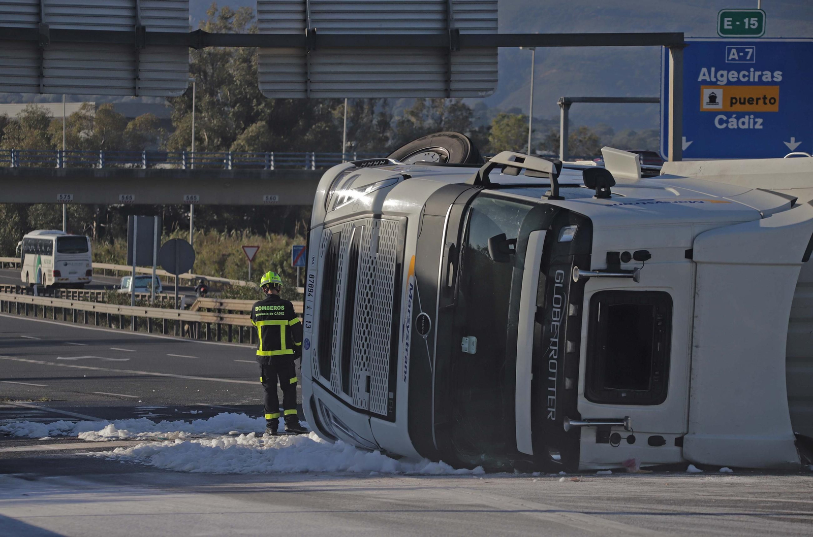 Fotos del camión volcado en la A7 en Los Barrios