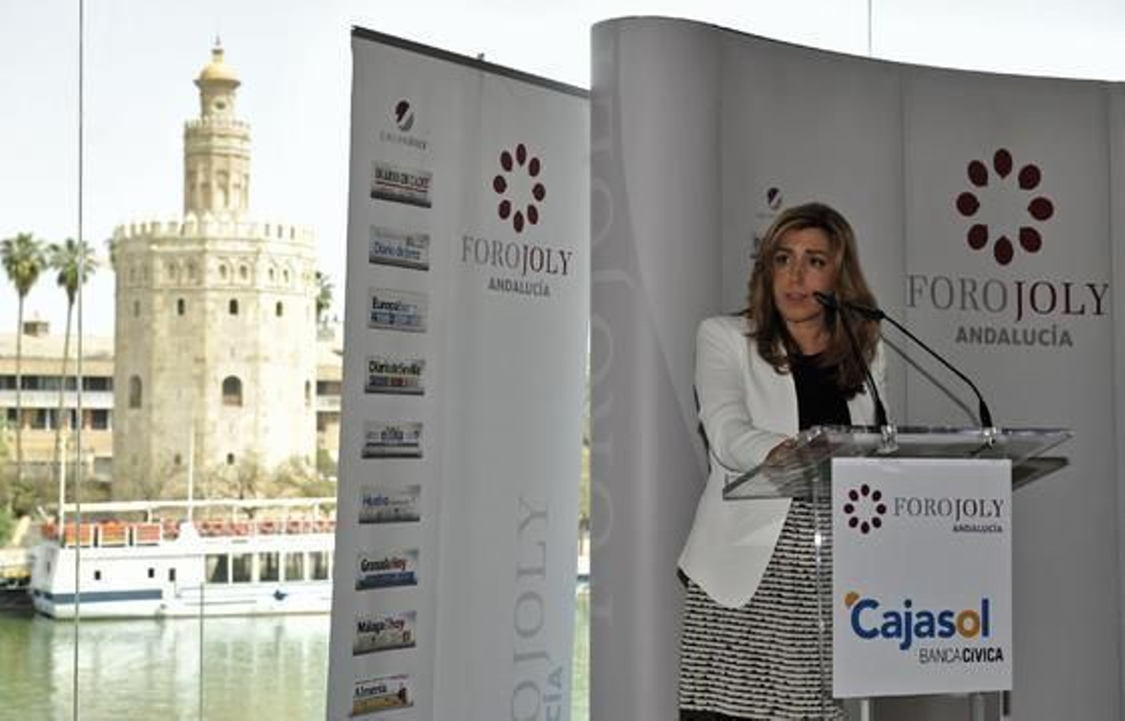 La secretaria de Organización del PSOE-A, Susana Díaz, ayer en el Foro Joly, con el Guadalquivir y la Torre del Oro al fondo.  Foto: Juan Carlos Vázquez y Victoria Hidalgo
