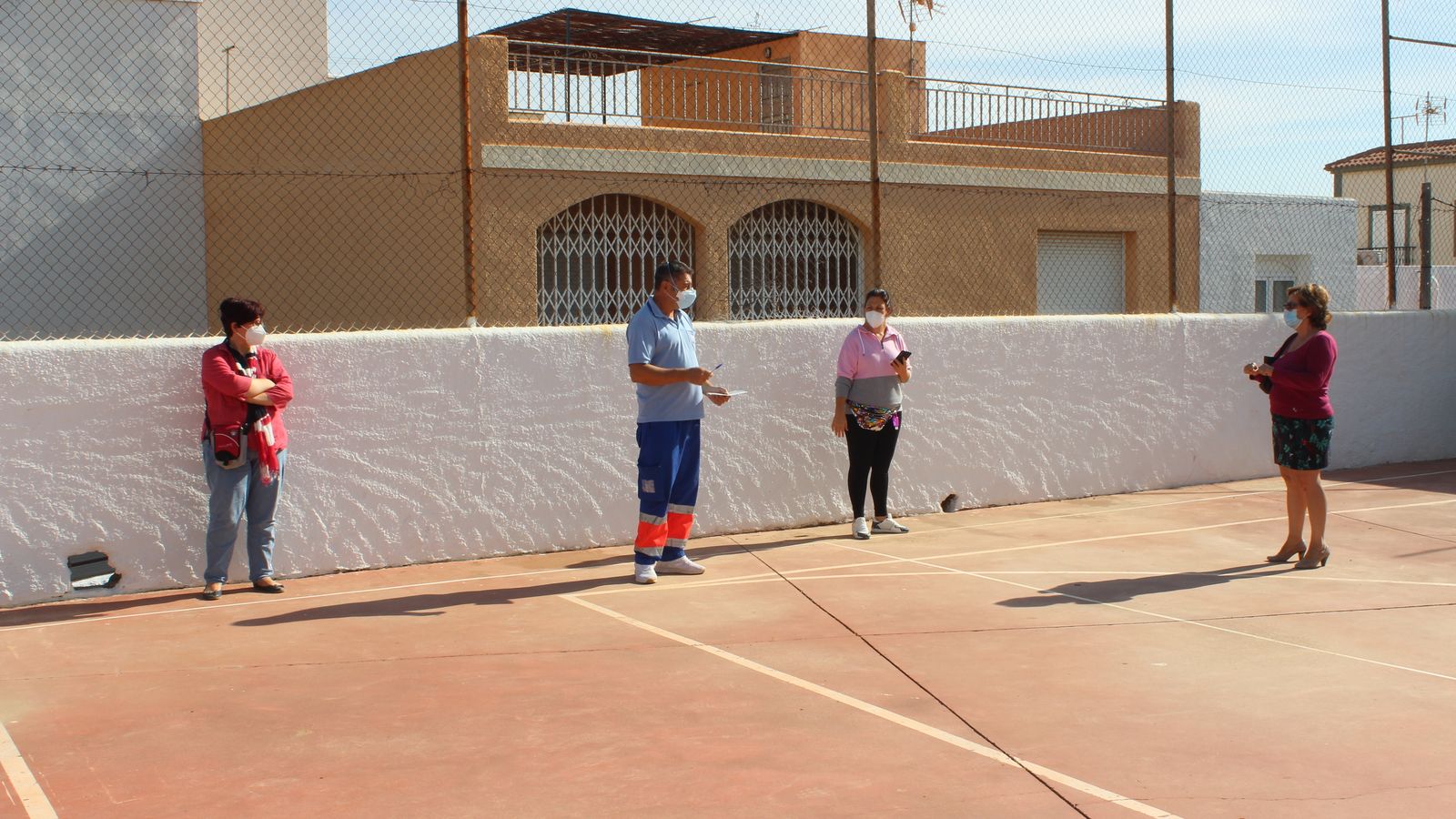 Uno de los sanitarios dice los resultados de los test a las personas que esperaban.