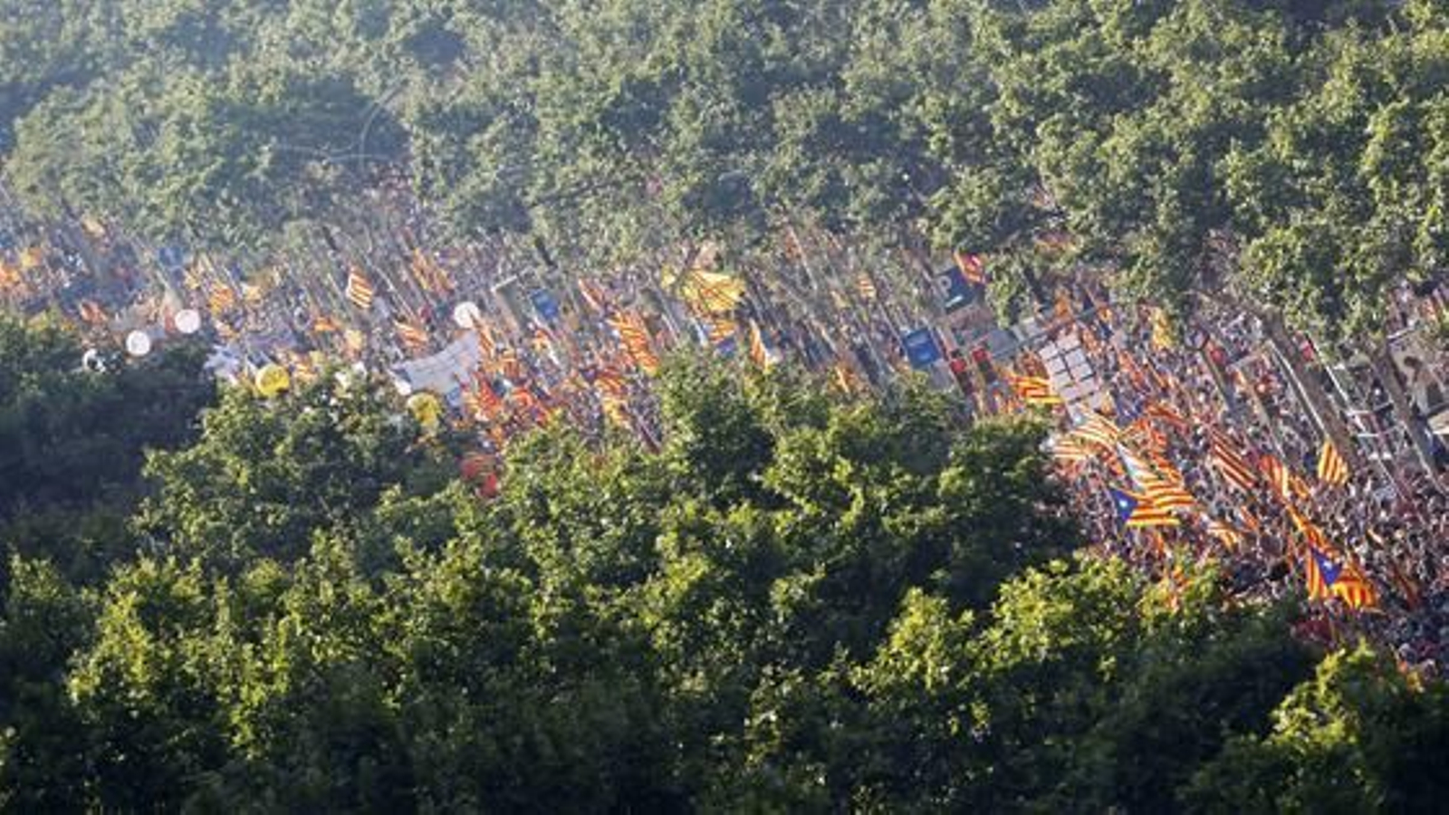 Más de un millón de personas marchan por las calles de Barcelona para protestar contra la sentencia del 'Estatut'. / Reuters