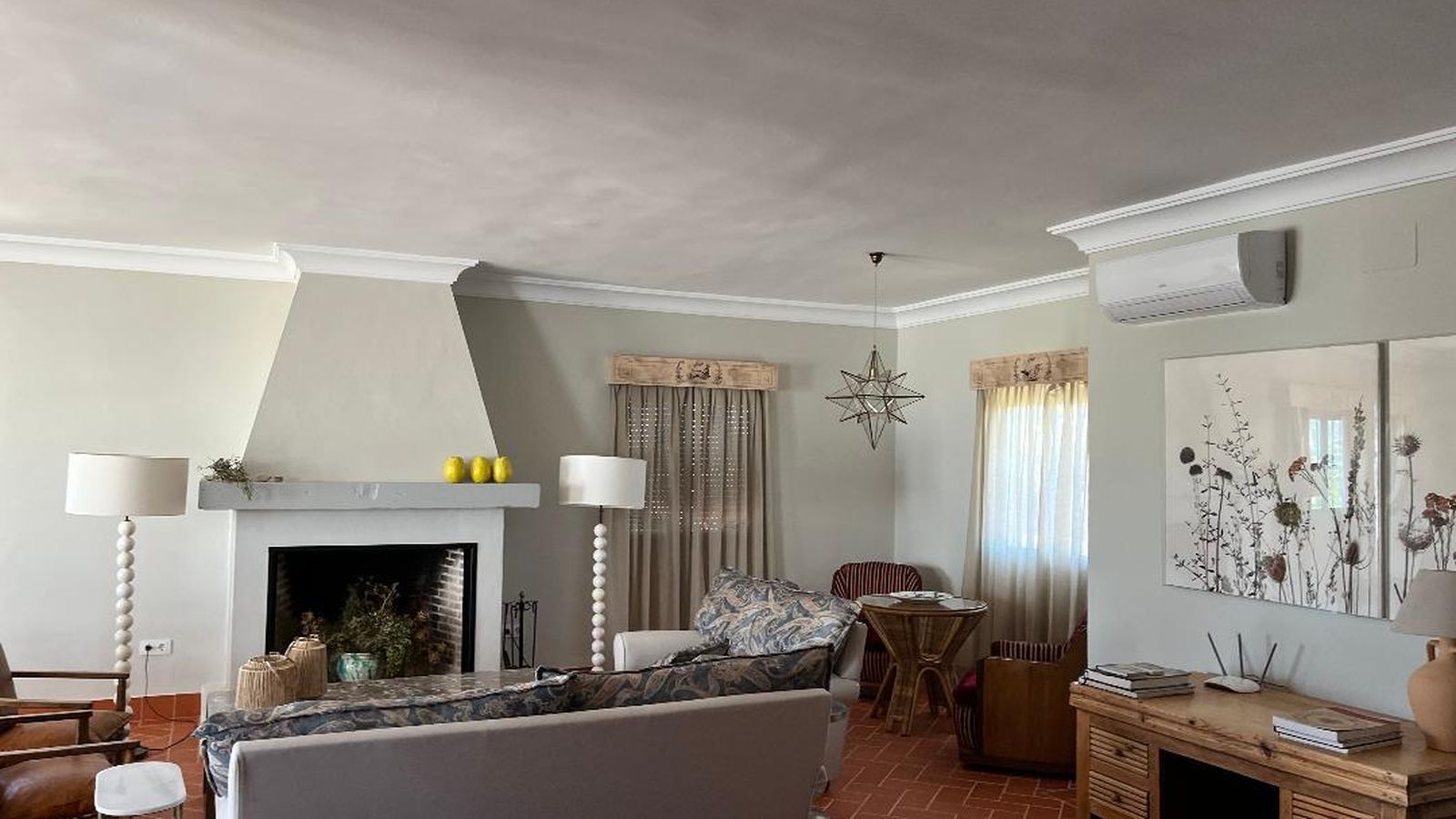 El salón con su chimenea y diferentes espacios.