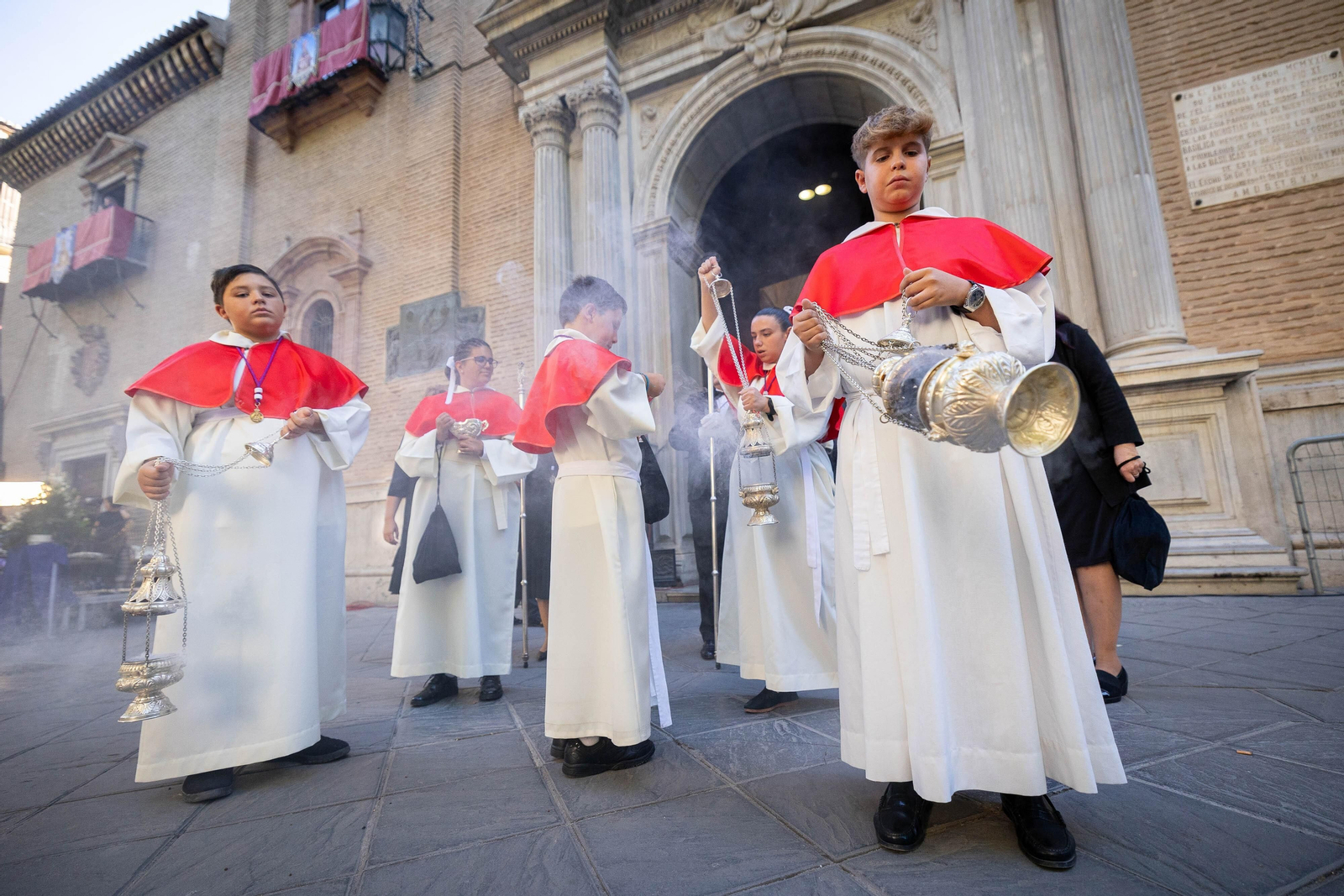 Fotos: así ha sido la procesión de la Virgen de las Angustias de Granada