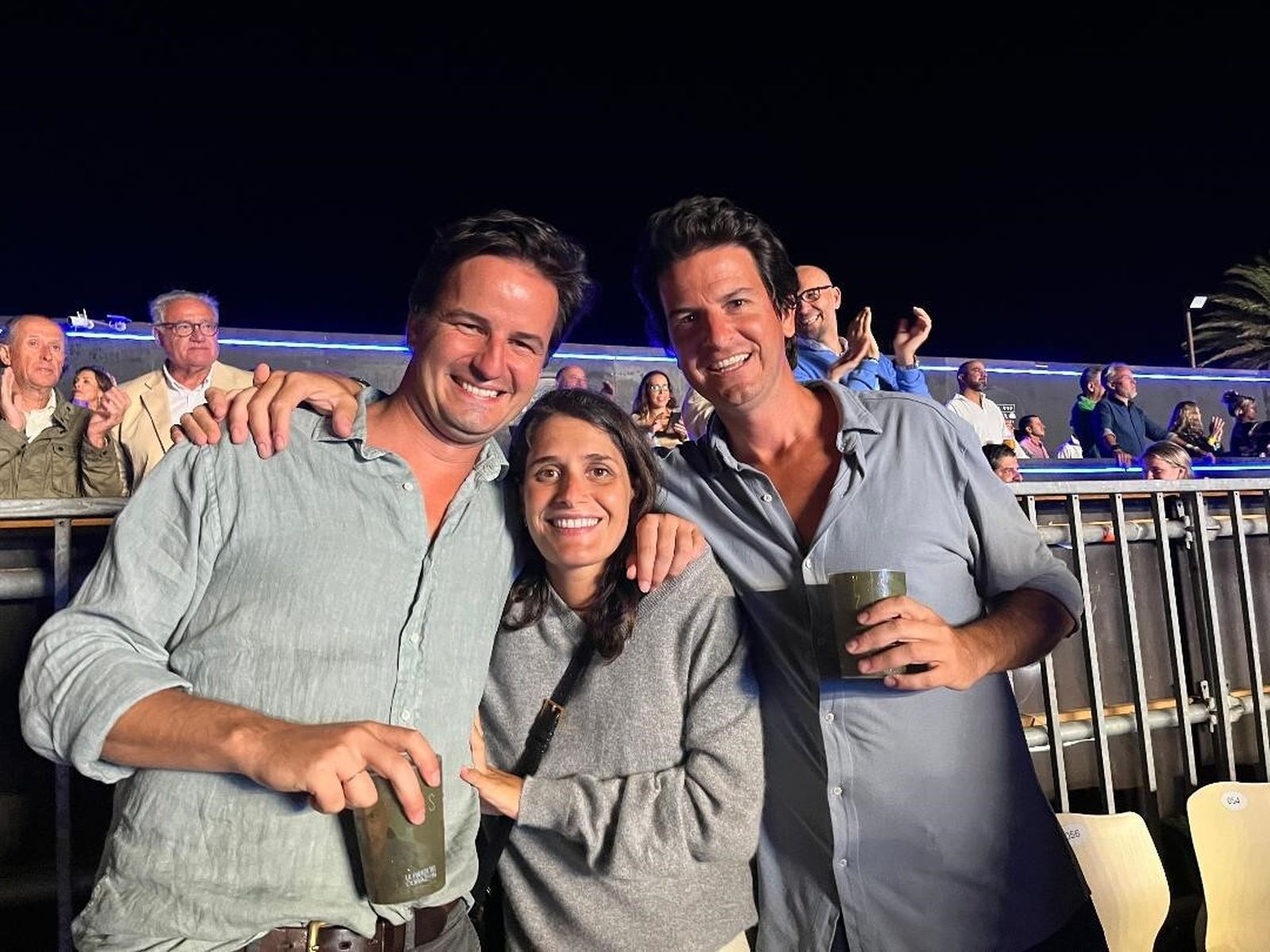 Los hermanos Toni y Santi Benjumea con Lucía Martín Alcalde.