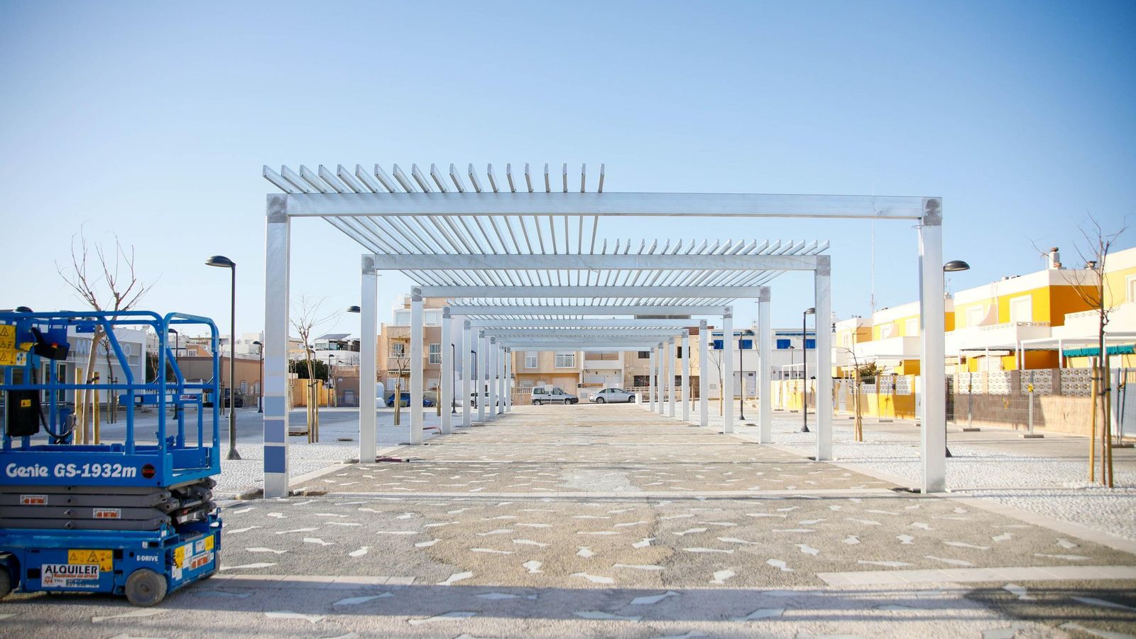 Detalle de los peces luminiscentes del pavimento