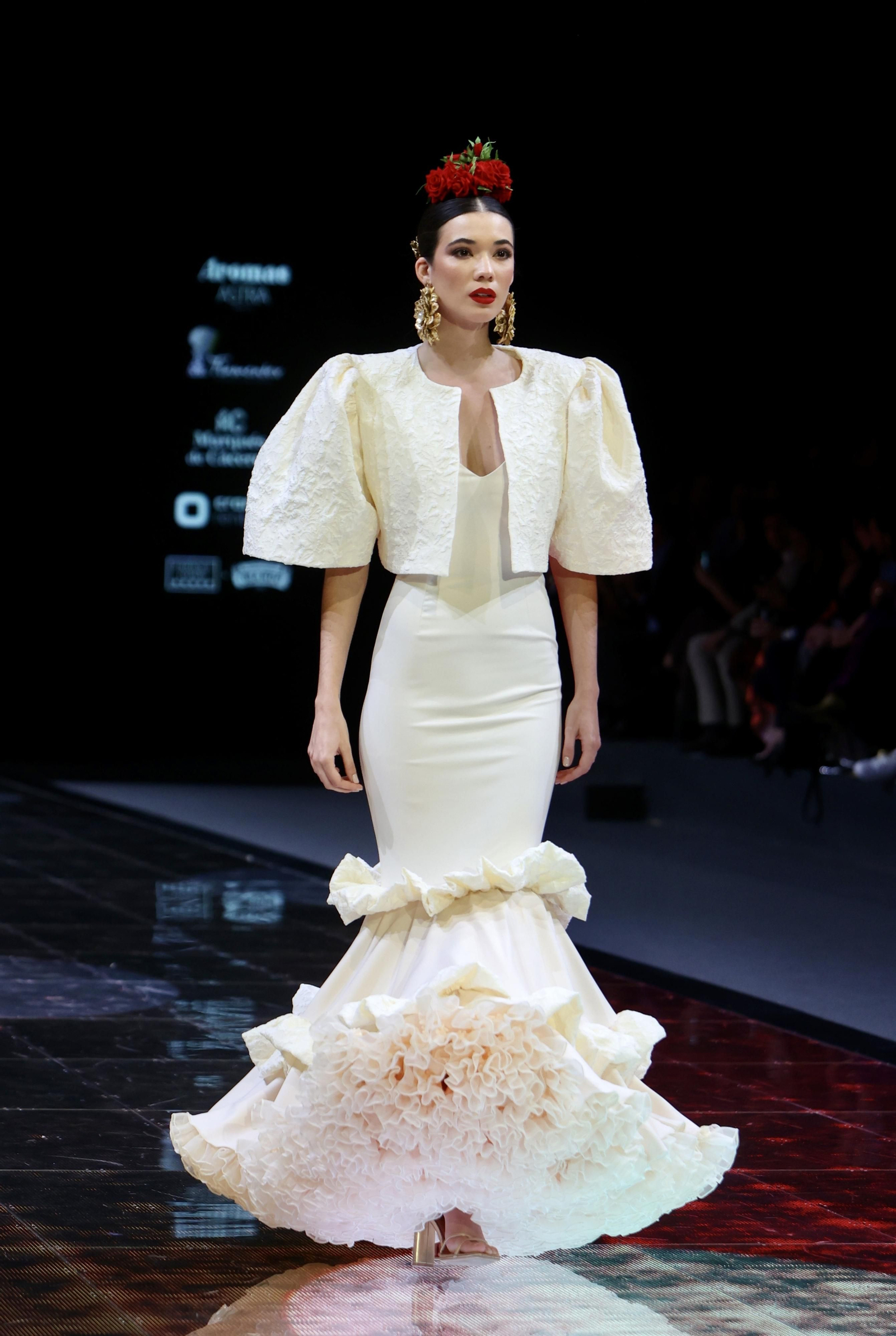 Desfile de Rosa Pedroche en SIMOF, todas las fotos