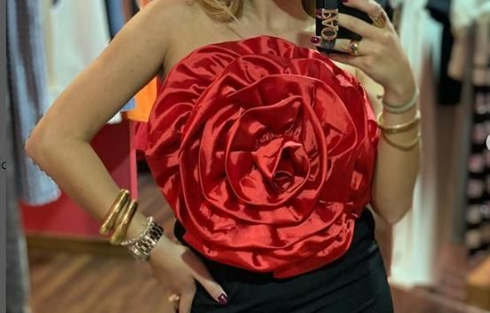 Un mono con flor roja XXL, el mejor fichaje para los eventos del verano en años.