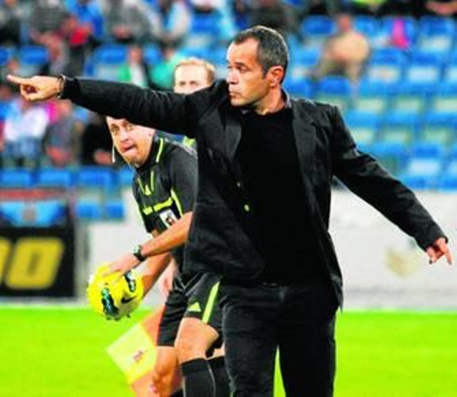 Álvaro Cervera da instrucciones a su equipo durante el encuentro de ayer en el Nuevo Colombino.