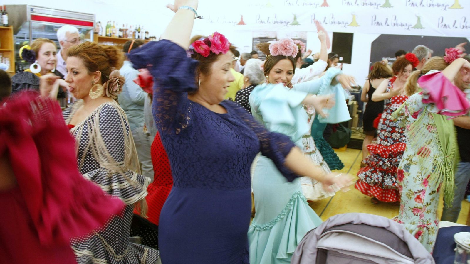 Sevillanas en el interior de la caseta de La Charanga.